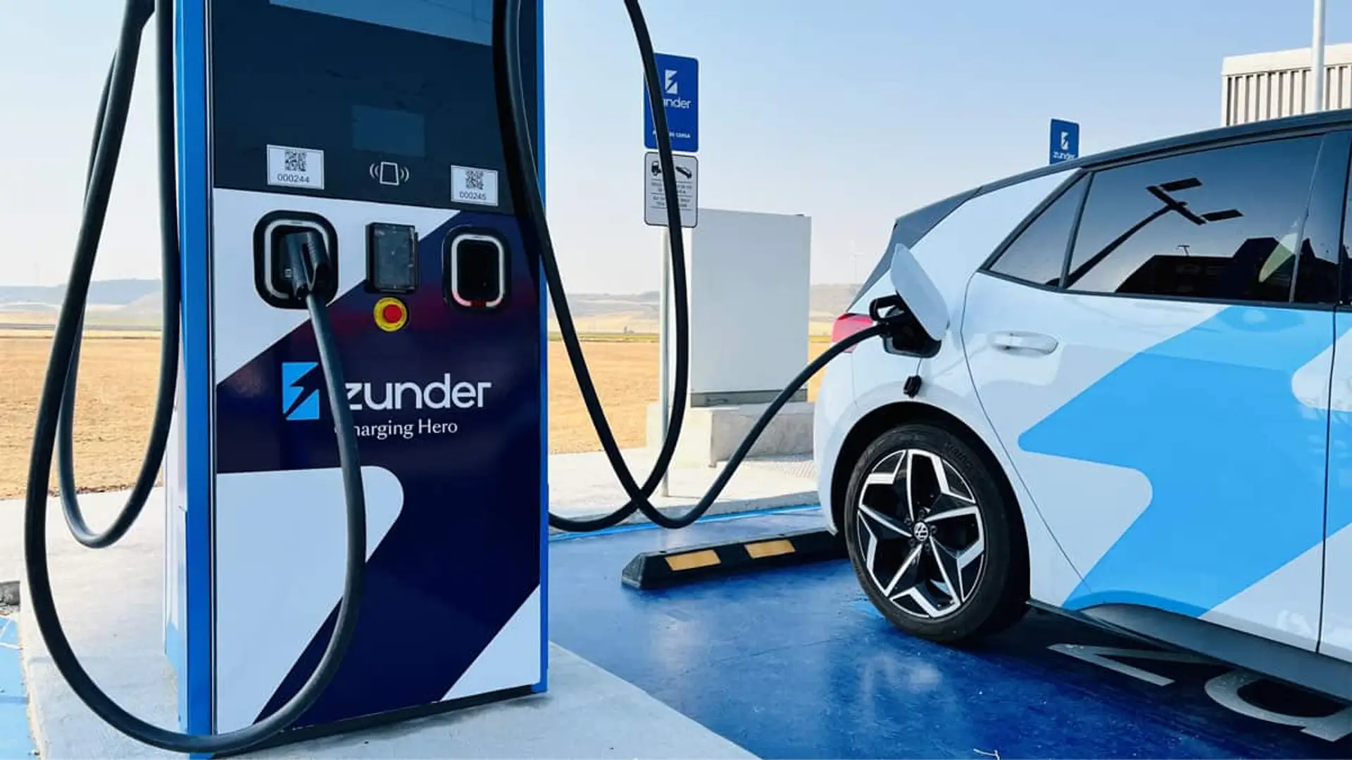 Coche eléctrico cargando en un punto de recarga de Zunder