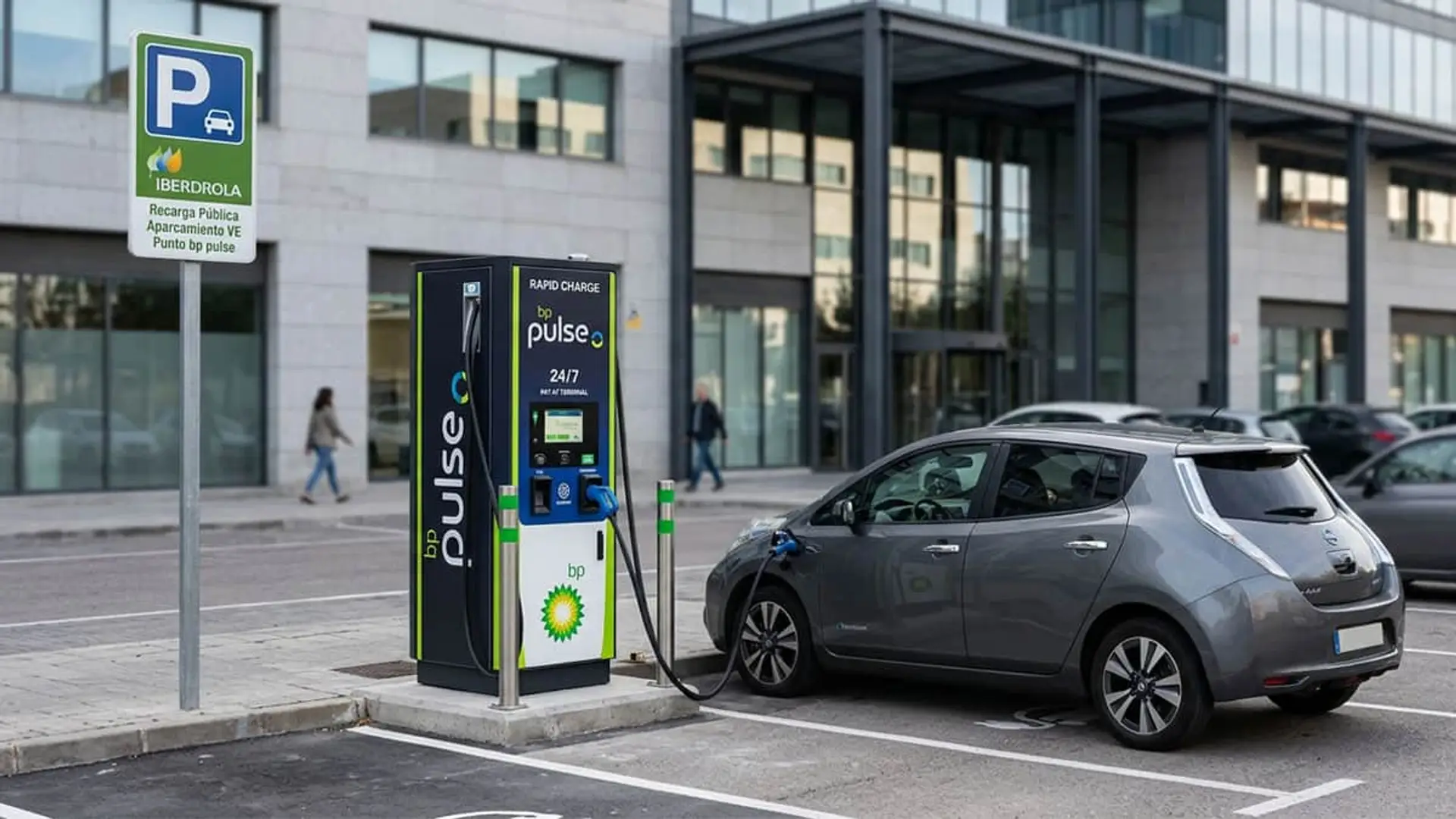 Iberdrola y bp pulse baten récord de financiación para su red de recarga rápida Coche eléctrico conectado a un punto de recarga rápida BP Pulse de Iberdrola en la vía pública.