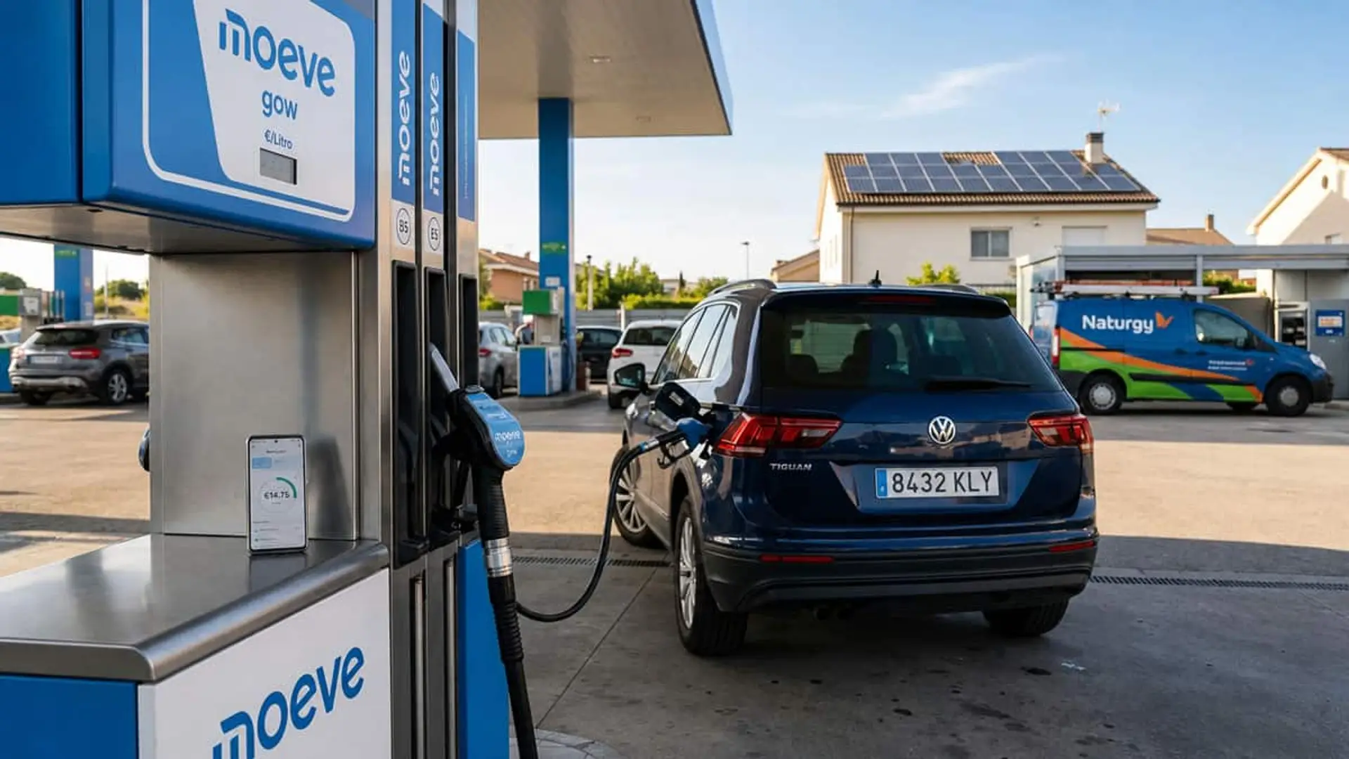 Coche repostando en una estación de servicio Moeve junto a una furgoneta de Naturgy y una vivienda con paneles solares