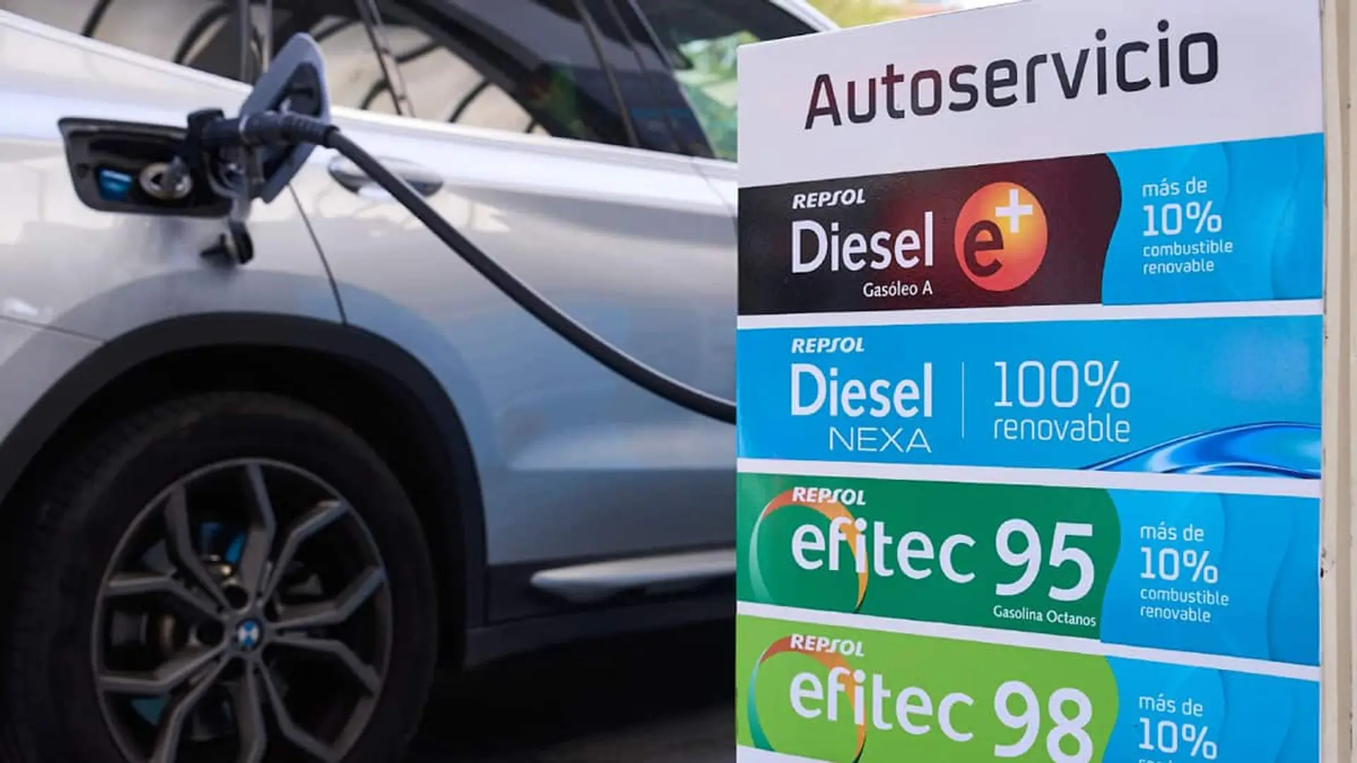 La gasolina sube un 18,4% y el gasóleo un 21,1%: en septiembre vuelve el descuento de 20 céntimos en diésel Coche repostando junto a un cartel de autoservicio de Repsol con Diesel Nexa y otros combustibles renovables