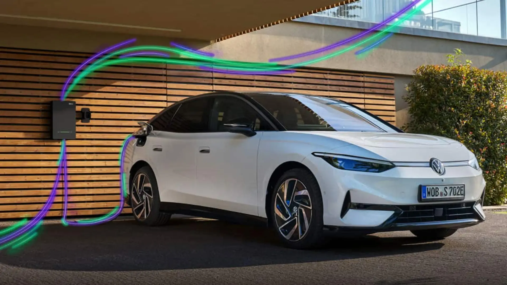 Coche eléctrico Volkswagen cargando en casa junto a un punto de recarga en la pared