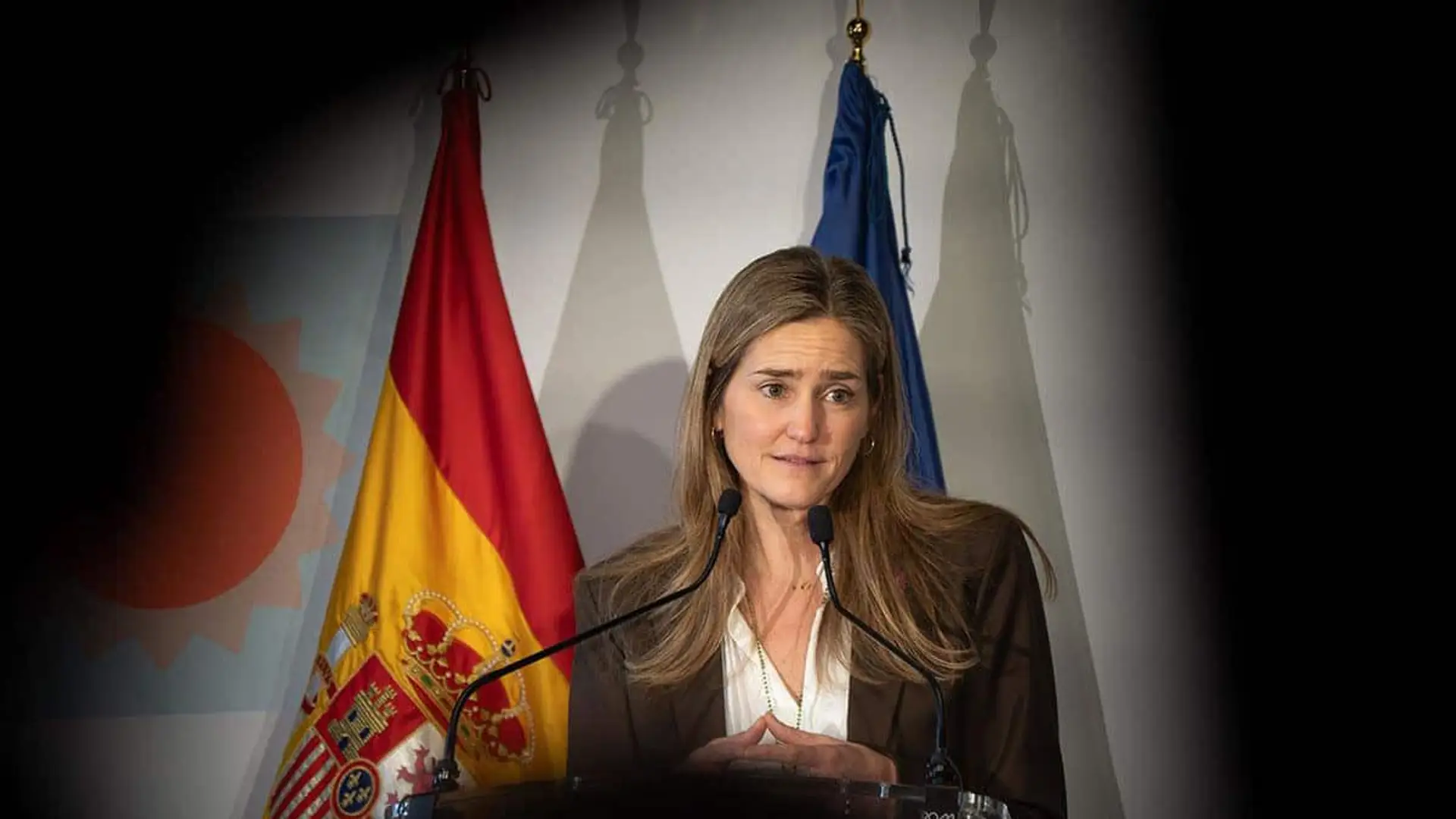 Sara Aagesen, ministra para la Transición Ecológica, durante una intervención con banderas de fondo.