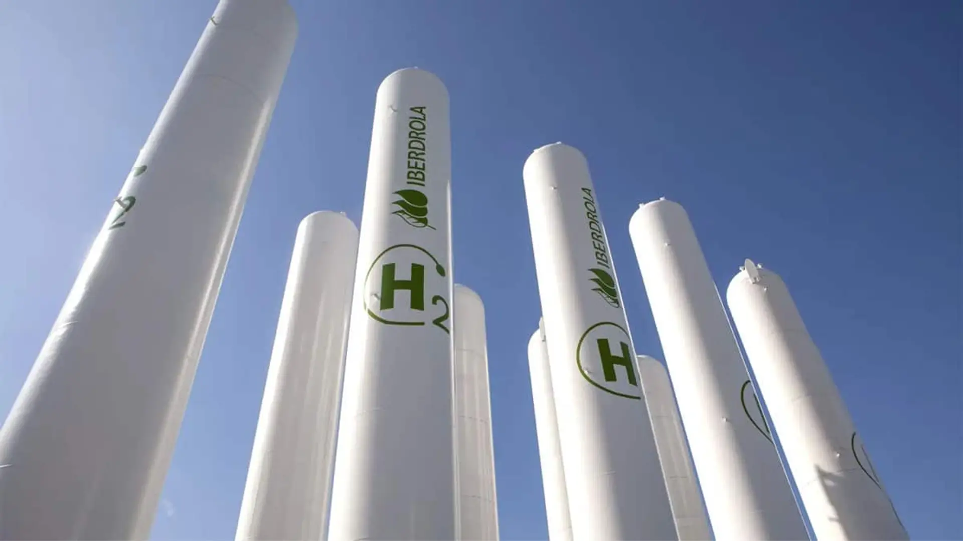 España salva con 440 millones los proyectos de hidrógeno verde que Bruselas dejó sin fondos: Iberdrola es la gran beneficiada Depósitos de hidrógeno con la marca Iberdrola vistos desde abajo contra un cielo despejado
