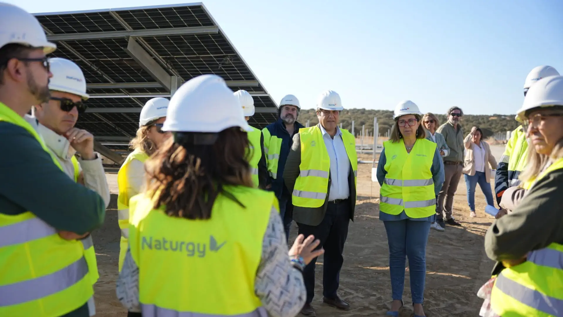Directivos de Naturgy y autoridades durante la visita a la planta solar Campo de Arañuelo.