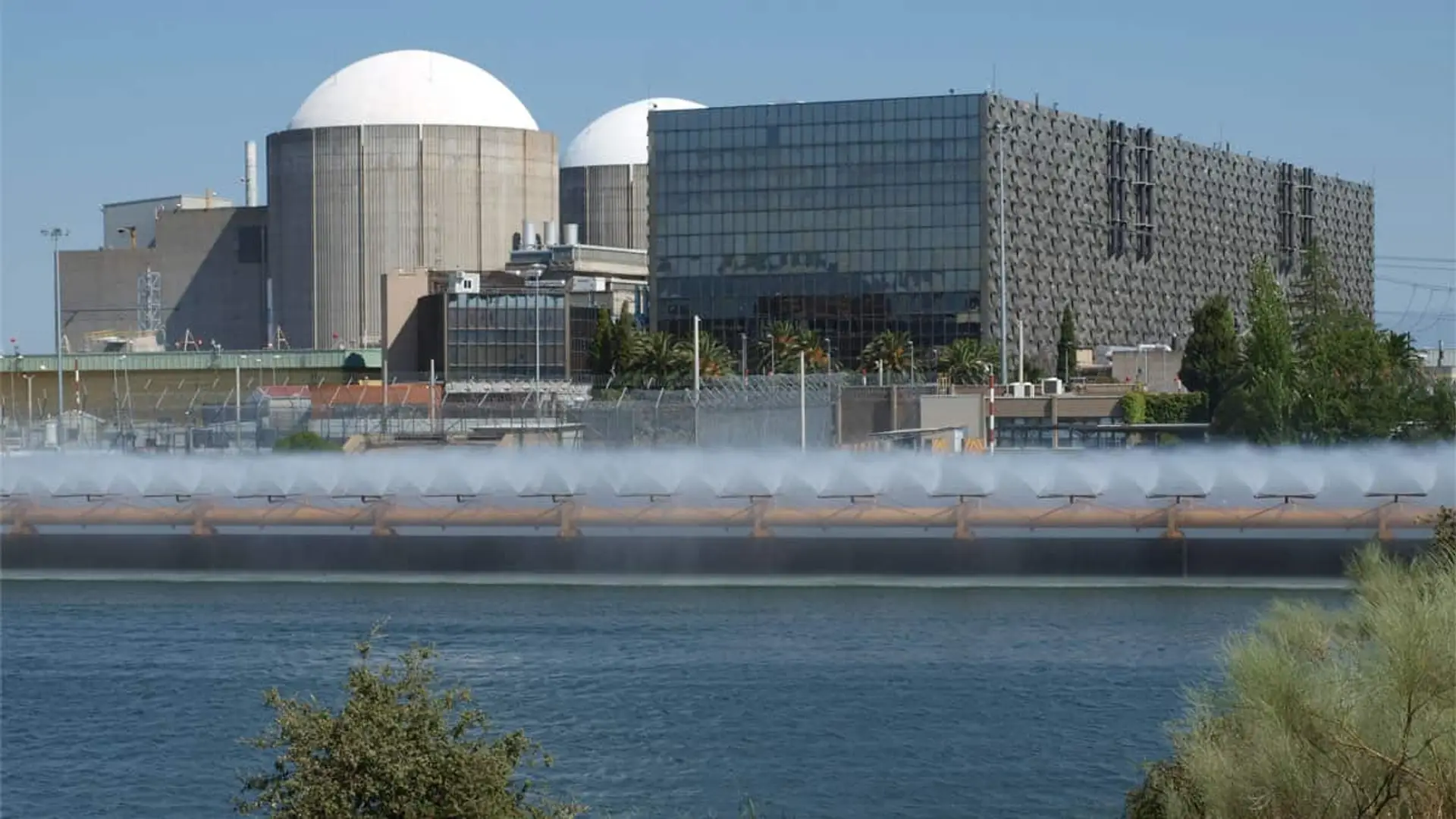 Edificios de la central nuclear de Almaraz vistos desde el agua