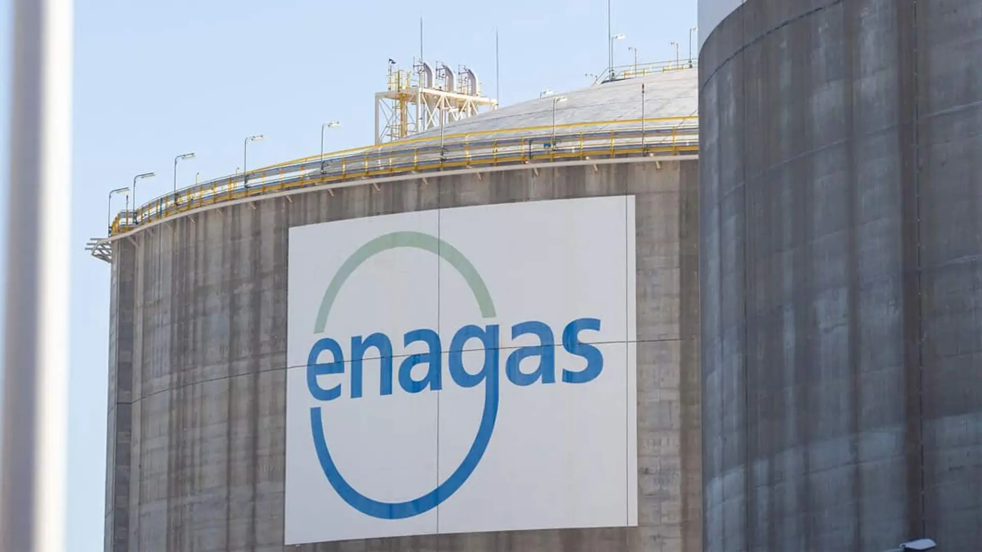 Enagas da forma al nuevo mapa del hidrógeno: 42 plantas podrán inyectar 12,8 GWh diarios en el sistema de gas Instalaciones de Enagás para almacenamiento y gestión de gas e hidrógeno en una planta industrial