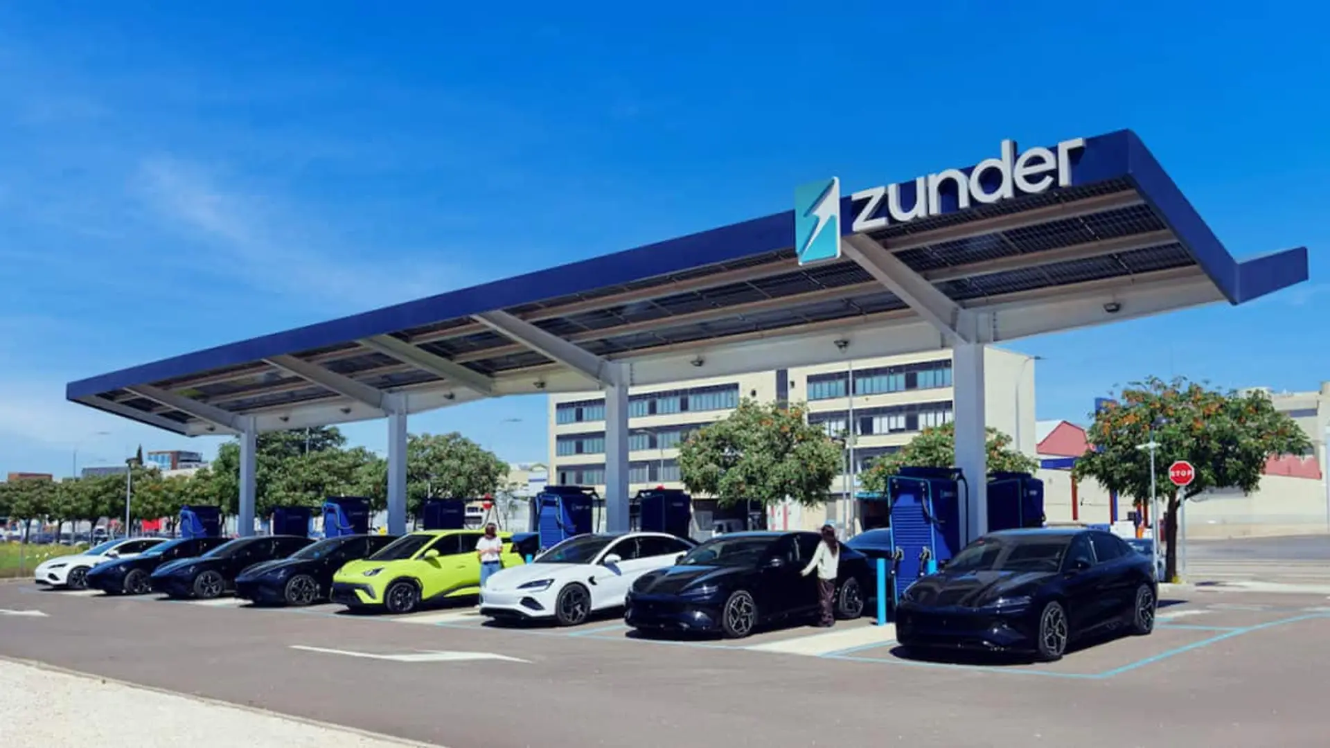 Estación de carga de Zunder con varios coches eléctricos aparcados bajo una marquesina