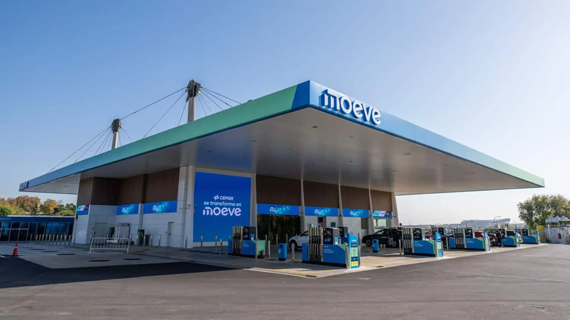 Estación de servicio Moeve con varios surtidores de combustible bajo la marquesina