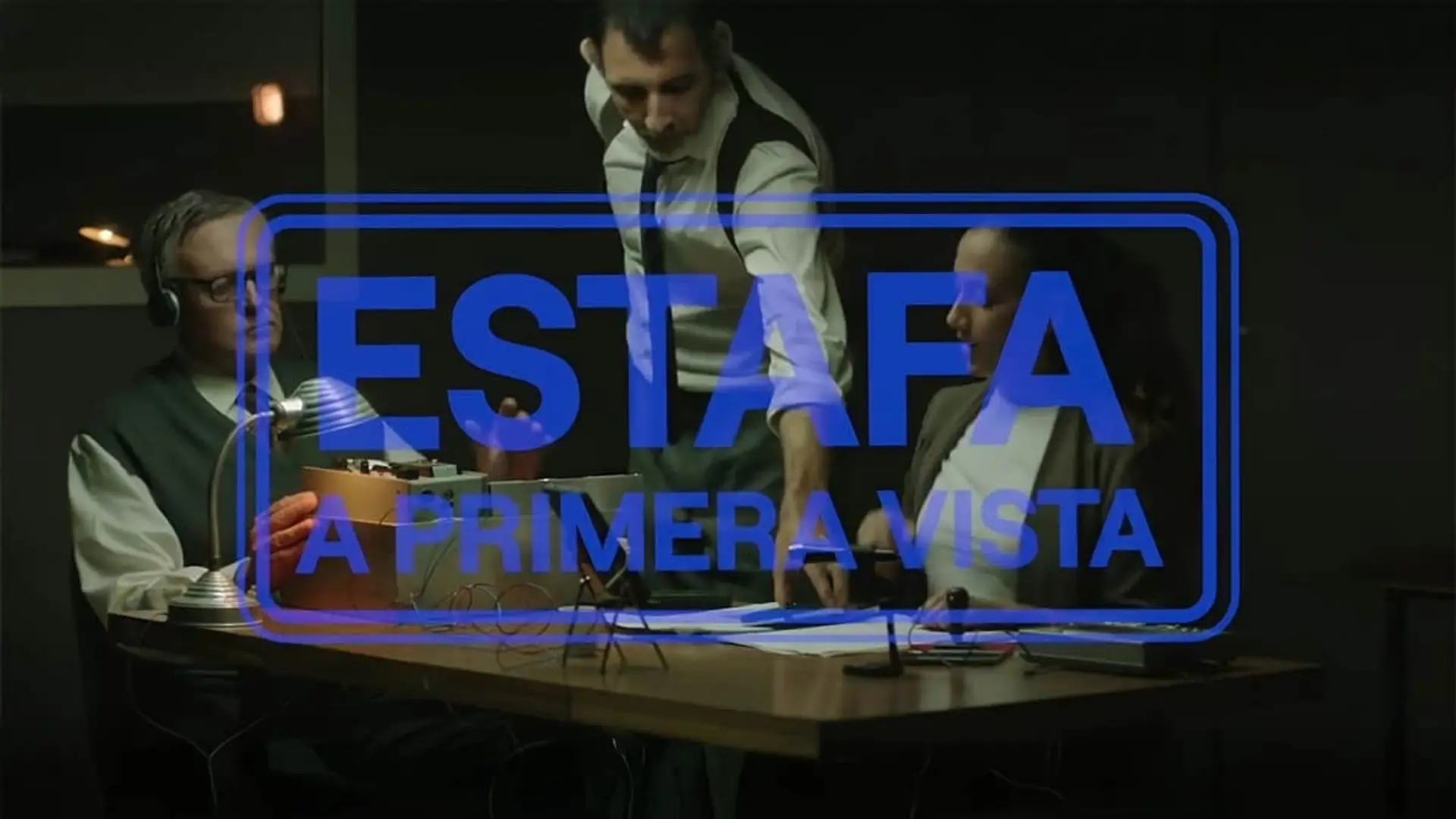 Si te llaman de Endesa, desconfía: el 90% de las llamadas que reciben sus clientes son falsas Sello azul de Estafa a primera vista sobre imagen de personas sospechosas en oficina oscura.