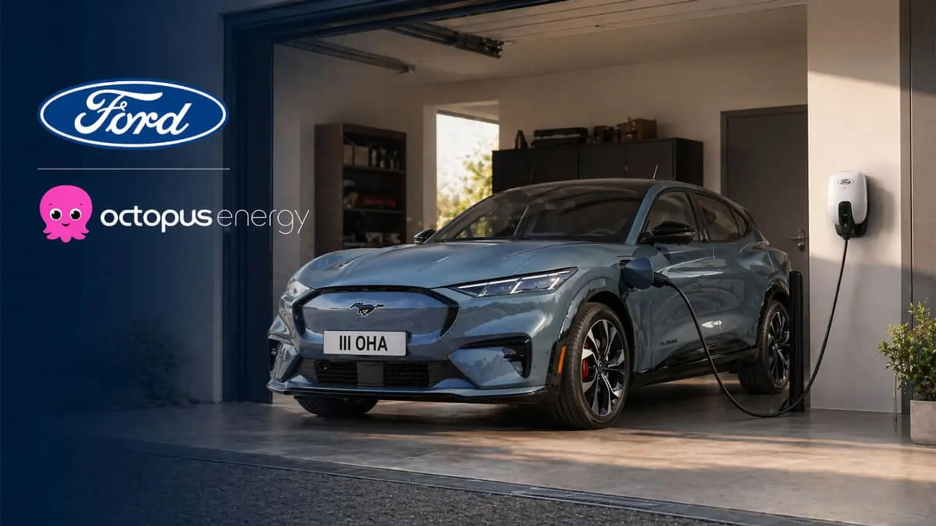 Ford Mustang Mach-E eléctrico cargando en garaje con logos de Ford y Octopus Energy