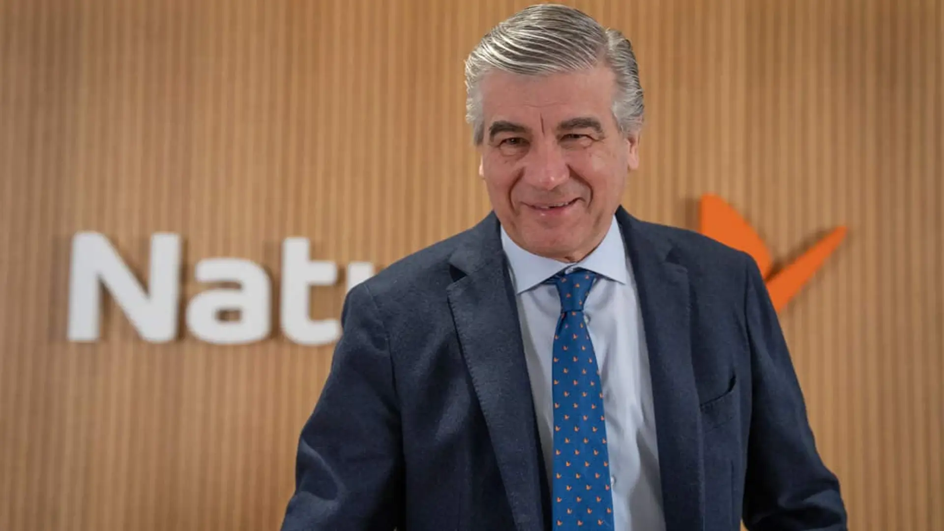 Naturgy tiene un respiro de la CNMC: por qué se libra de una multa millonaria tras años siendo investigada Francisco Reynés, presidente ejecutivo de Naturgy, sonriendo durante una rueda de prensa en la sede de la eléctrica.