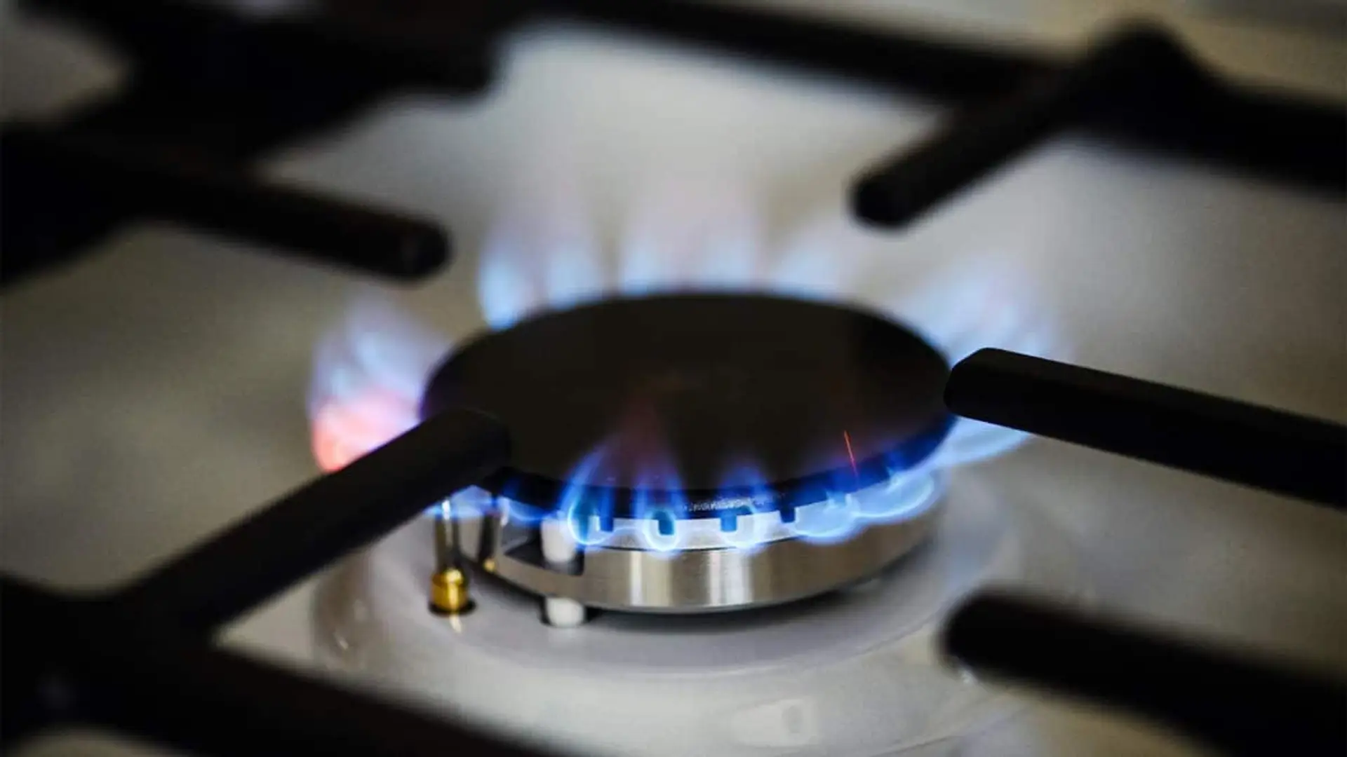 Tienes la tarifa de gas más barata de España, pero las empresas exigen cambiarla Primer plano del fuego encendido de una cocina de gas