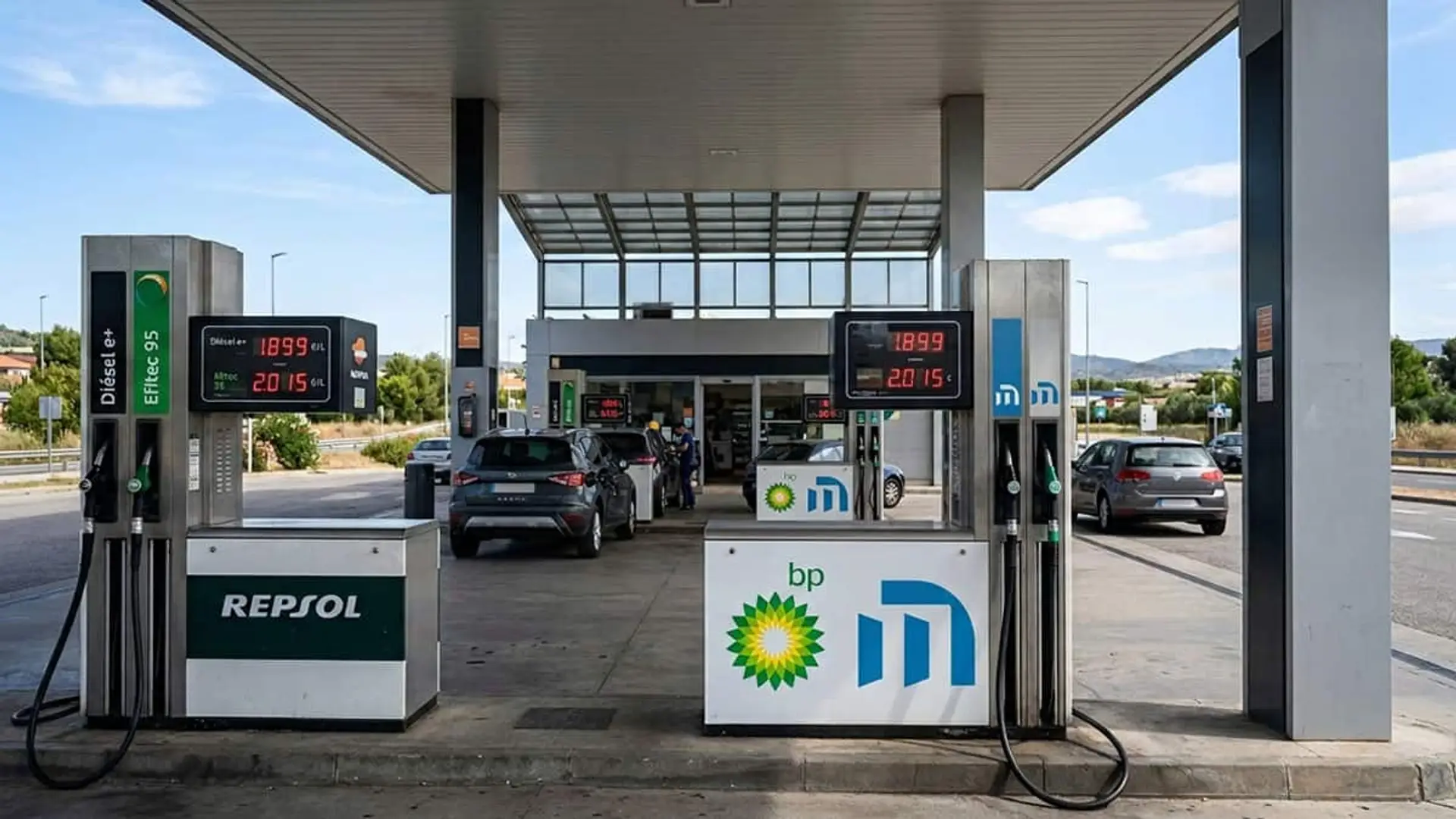 La rebaja fiscal de la gasolina acaba el 30 de junio: por qué el Gobierno extiende la vigilancia de precios hasta diciembre Gasolinera con surtidores de Repsol, Moeve y BP y varios coches repostando