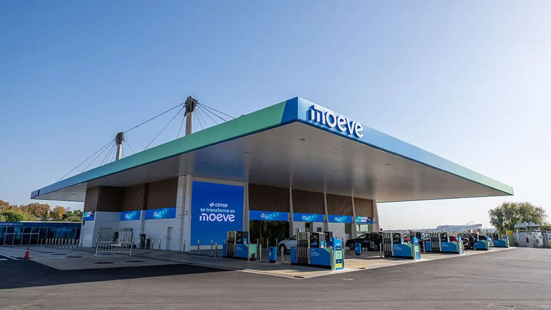 Estación de servicio de Moeve con surtidores y marquesina.