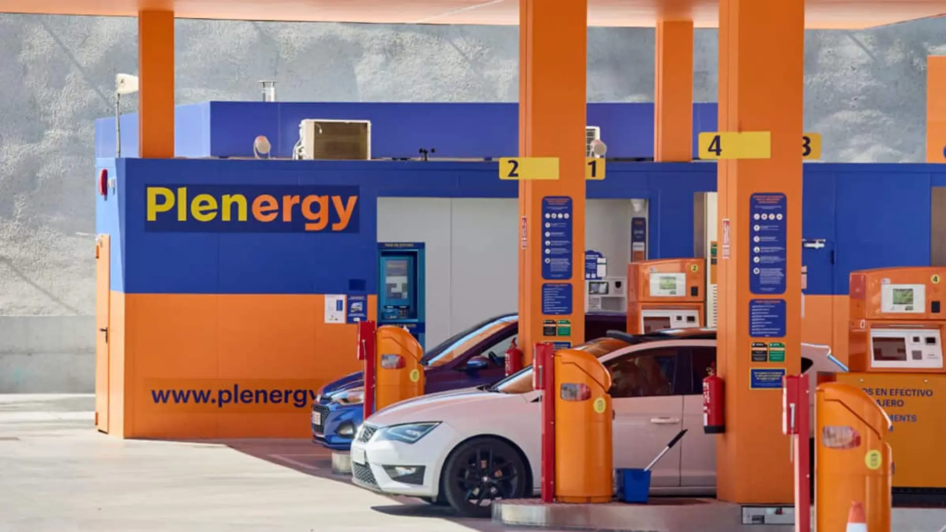 Ni el coche eléctrico las frena: el imparable ascenso de las gasolineras low cost en España (y por qué ocurre ahora) Gasolinera Plenergy de bajo coste con coches repostando en surtidores numerados