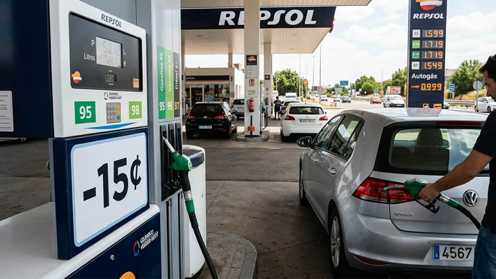 Gasolinera Repsol con descuento en carburante y coche repostando