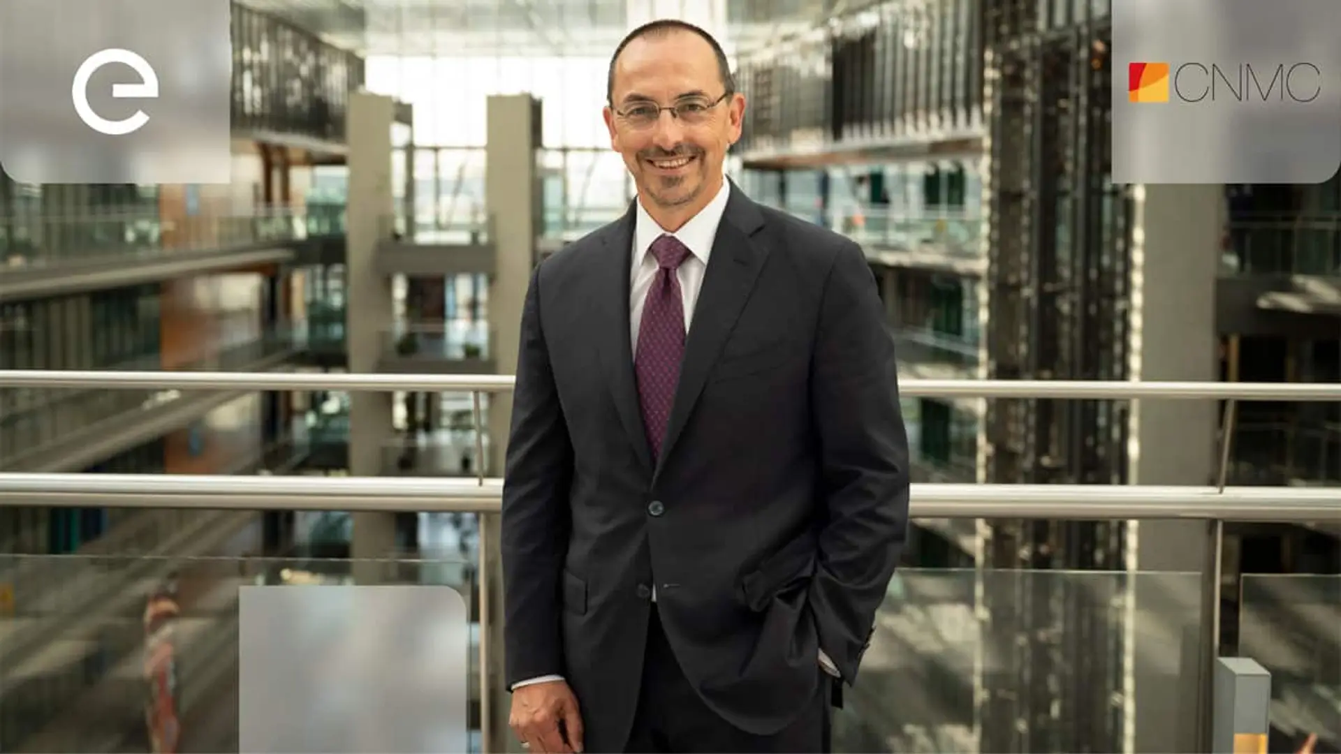El consejero delegado de Endesa, Gianni Vittorio Armani, posando con el logotipo de la CNMC en la esquina superior derecha y el de Endesa en la izquierda