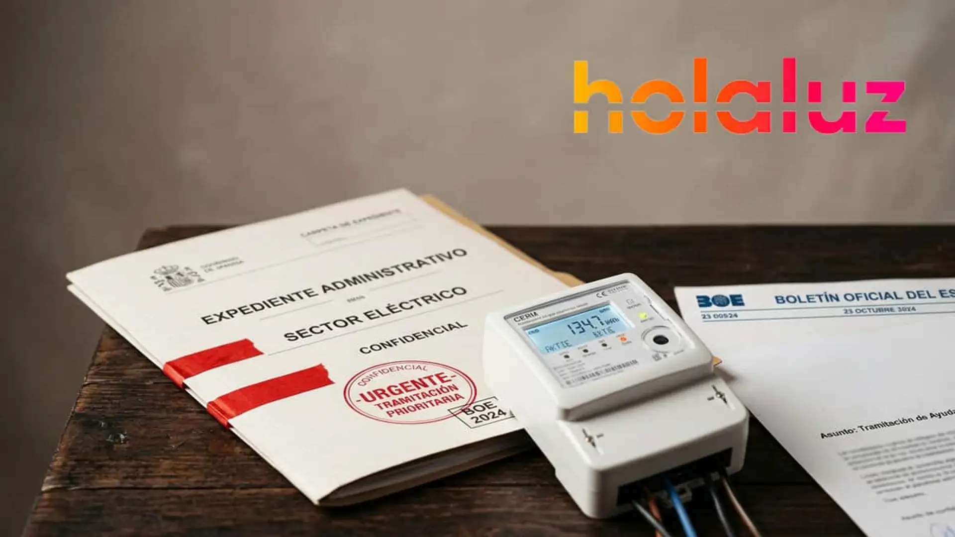 Expediente administrativo del sector eléctrico junto a un contador digital, un documento del BOE y el logotipo de Holaluz