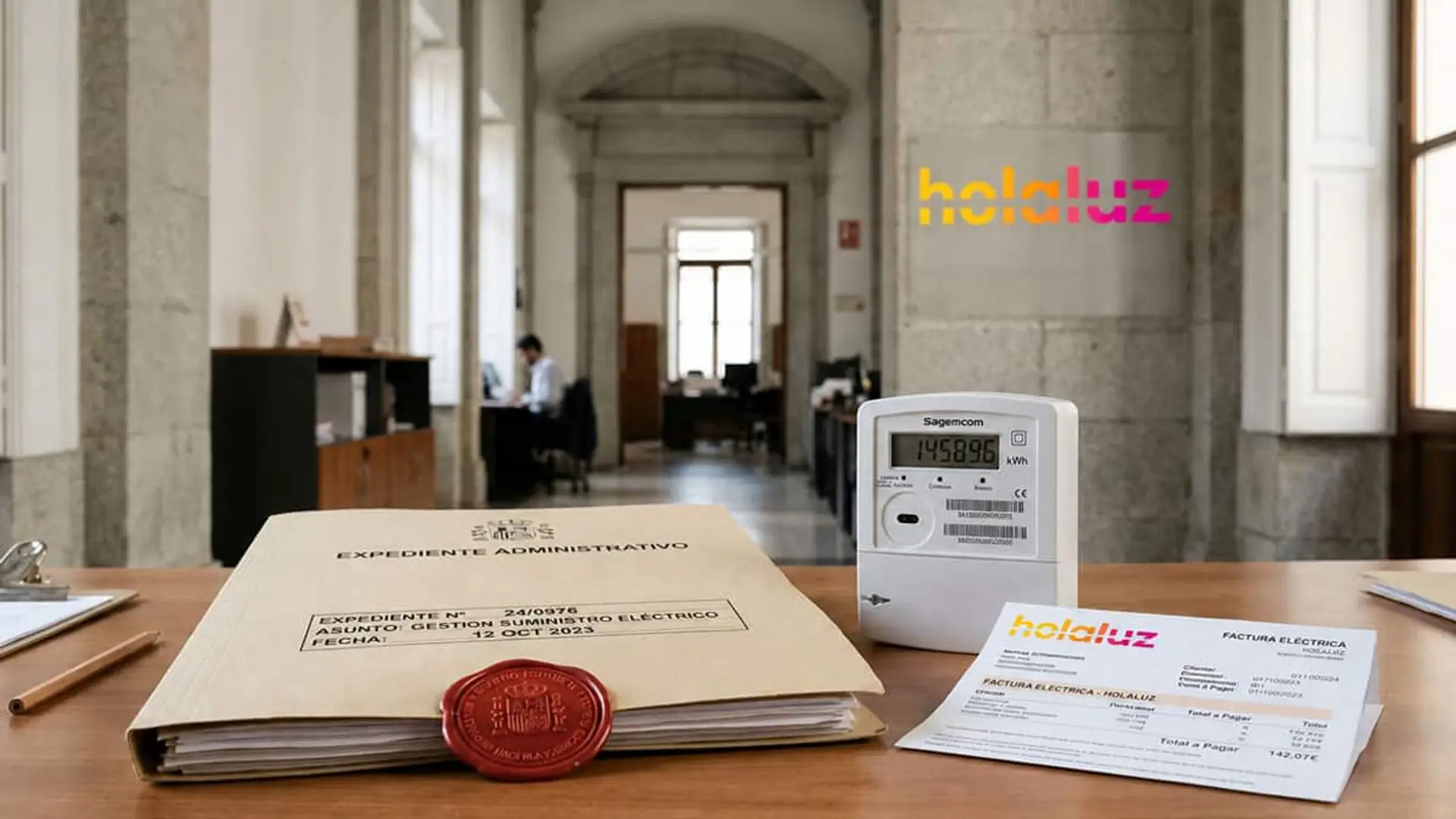 Holaluz tiene 10 días para evitar su inhabilitación: el Gobierno prevé traspasar a 300.000 clientes Expediente administrativo junto a un contador y una factura eléctrica de Holaluz sobre una mesa de oficina