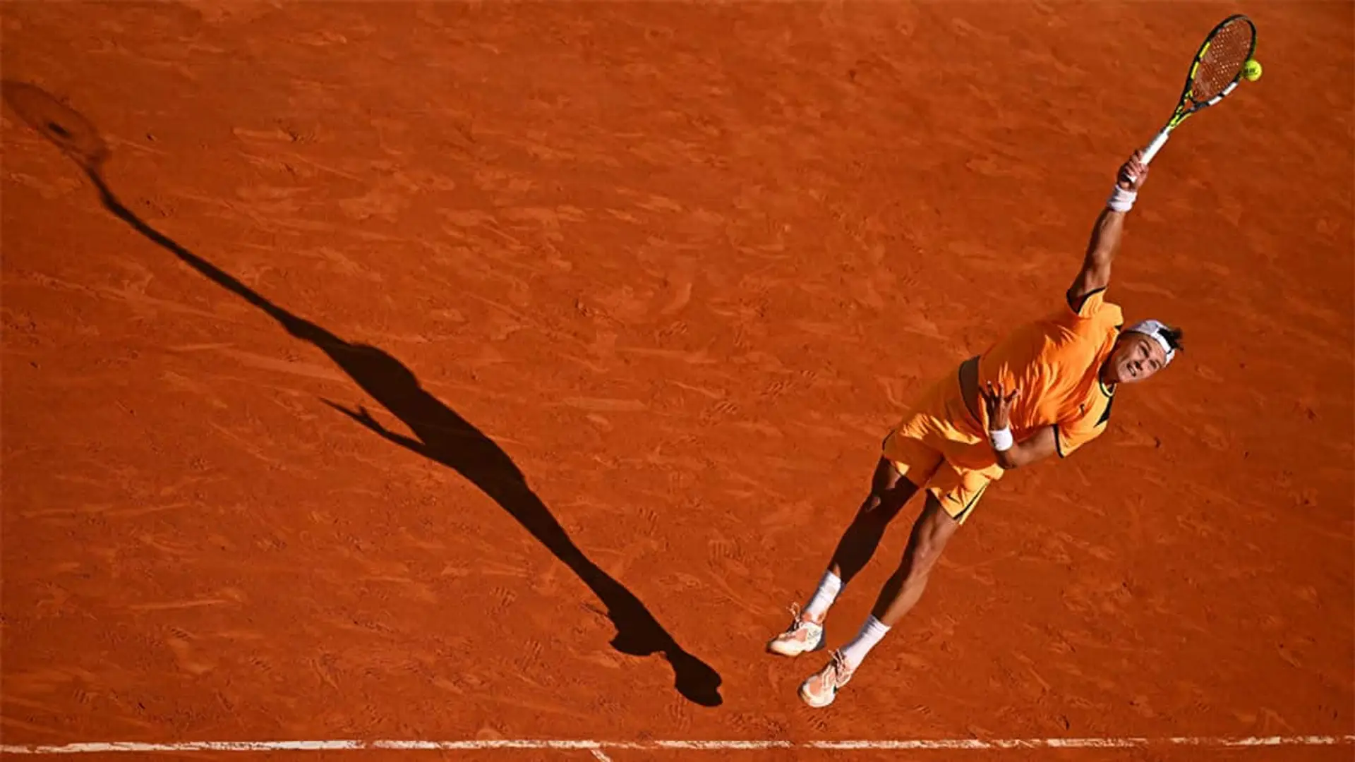 El tenista Holger Rune sacando en una pista de tierra batida del Masters 1000 de Montecarlo