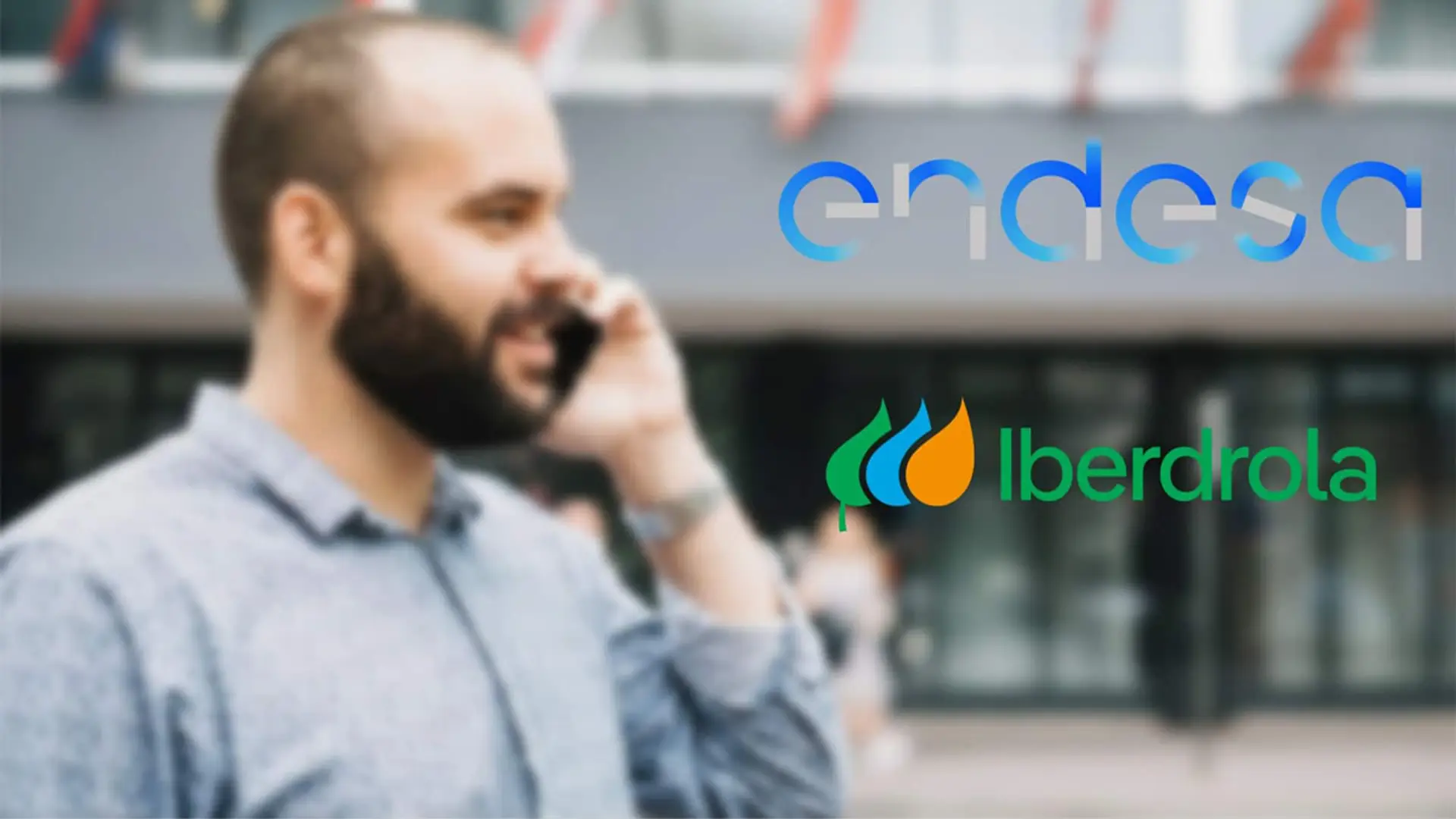 Hombre hablando por teléfono delante de un edificio con los logotipos de Endesa e Iberdrola sobre la imagen