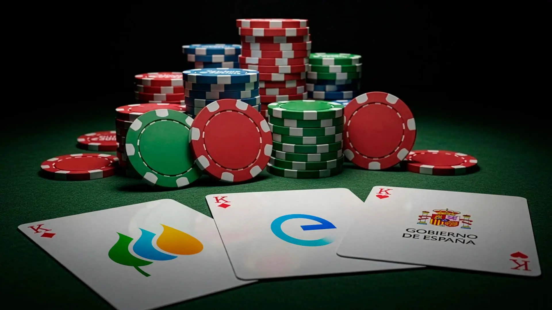 Metáfora de póker entre Iberdrola, Endesa y el Gobierno de España con fichas en juego.