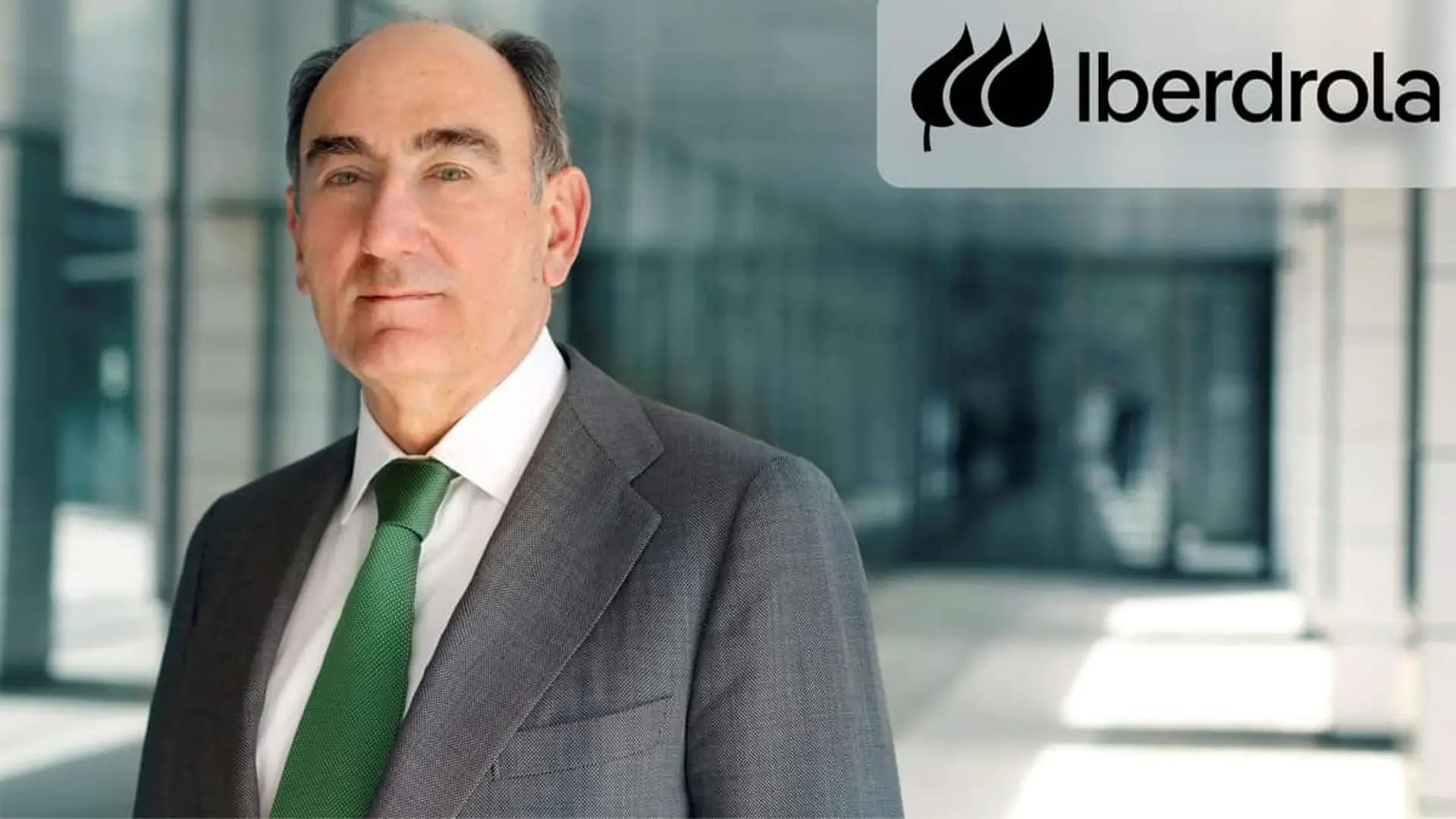 Los beneficios de Iberdrola rompen récords y crecen un 12% hasta los 6.285 millones de euros Retrato corporativo de Ignacio Sánchez, Galán, presidente de Iberdrola, en un entorno de oficinas modernas con el logotipo de la compañía.