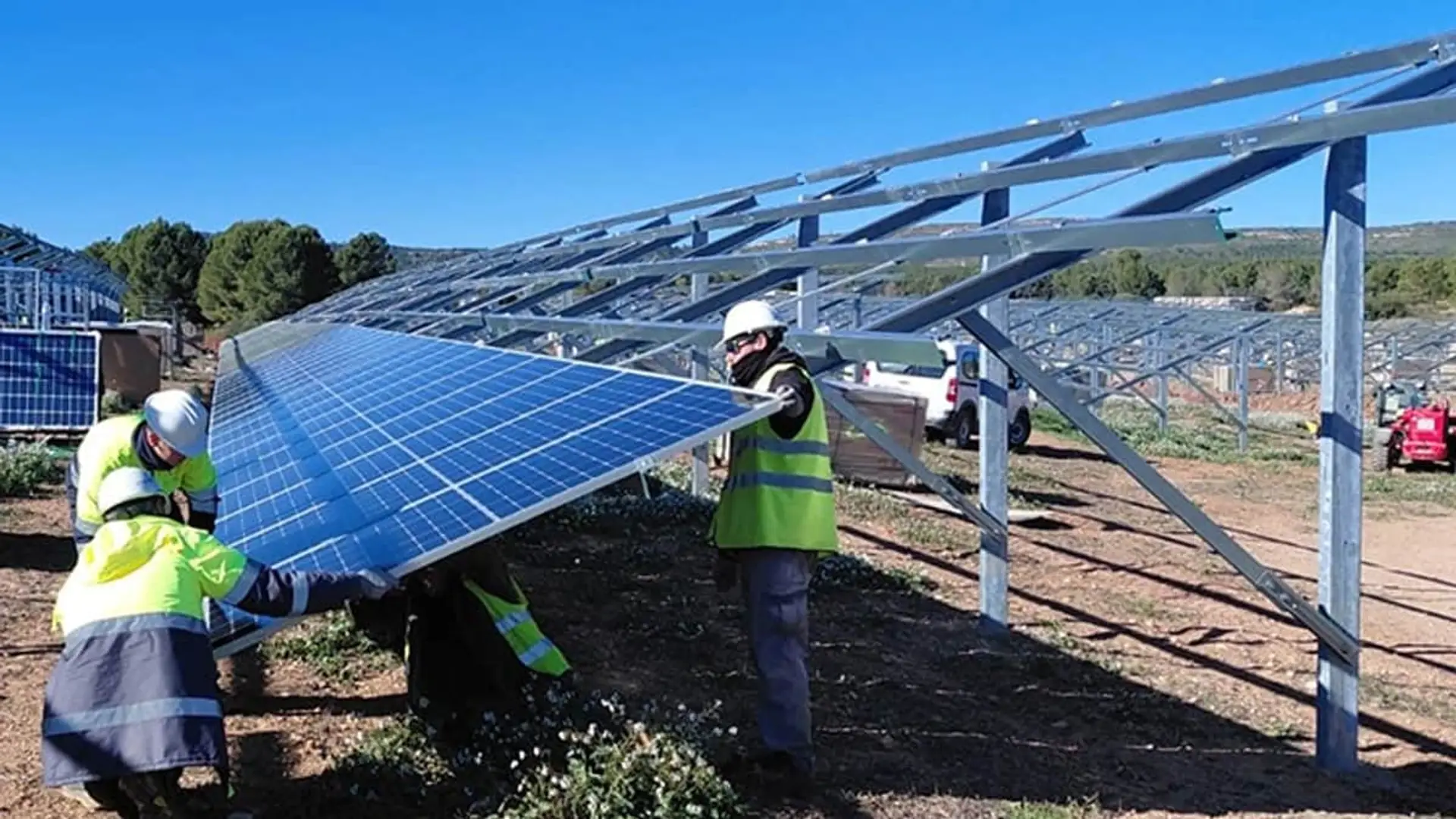 Iberdrola invierte 252 millones en dos plantas solares en esta importante provincia de España Técnicos instaladores montando paneles solares en estructura metálica de huerto solar