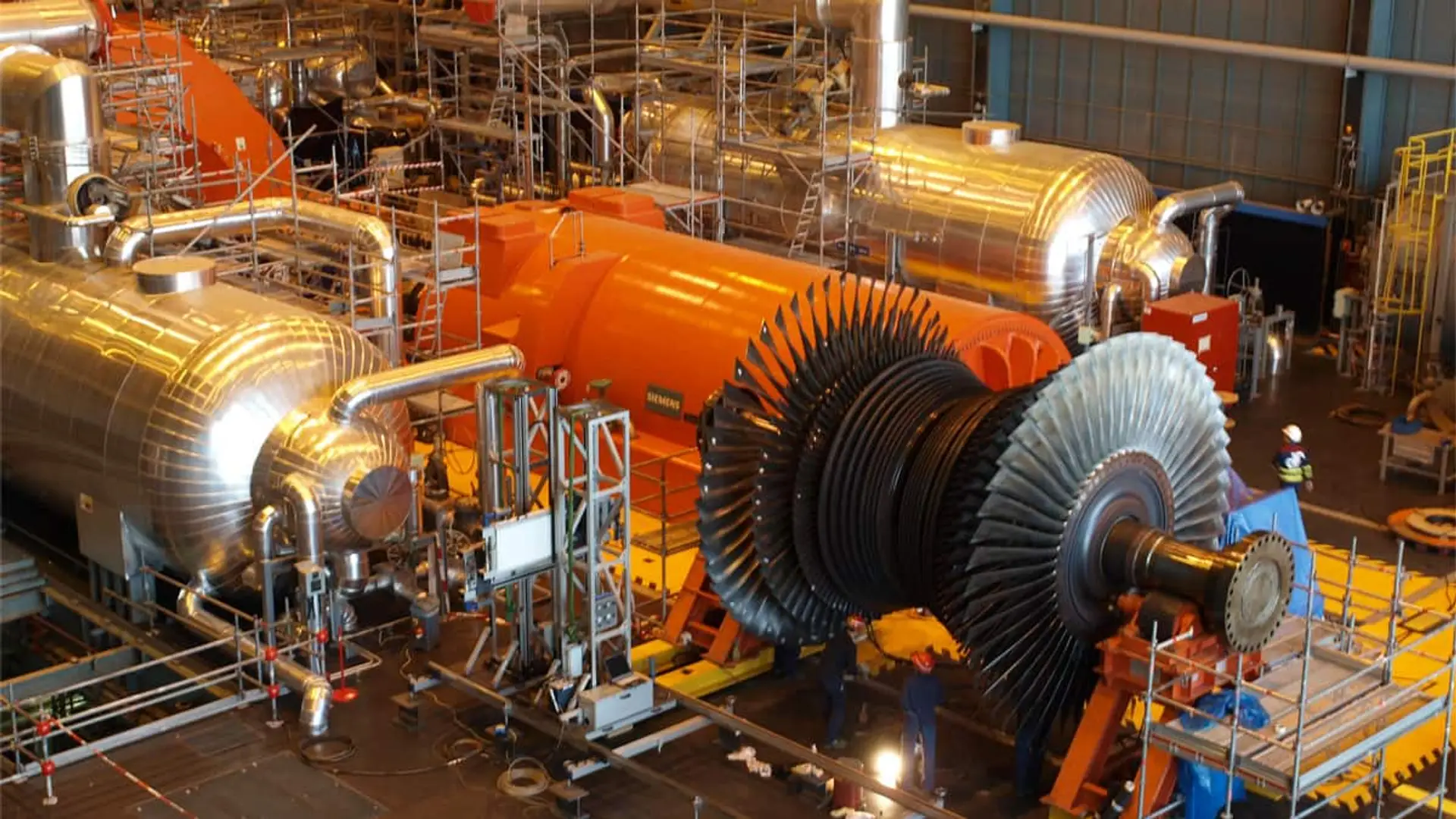 Interior de la central nuclear de Almara con una turbina y equipos metálicos