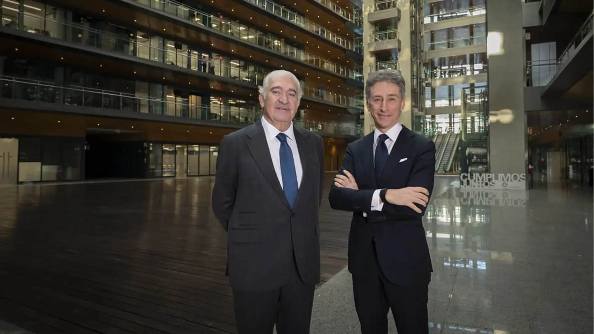 Endesa gana un 18% más hasta los 2.351 millones y anuncia una gran subida del dividendo José Bogas, CEO de Endesa, y Marco Palermo, director general económico y financiero de Endesa.