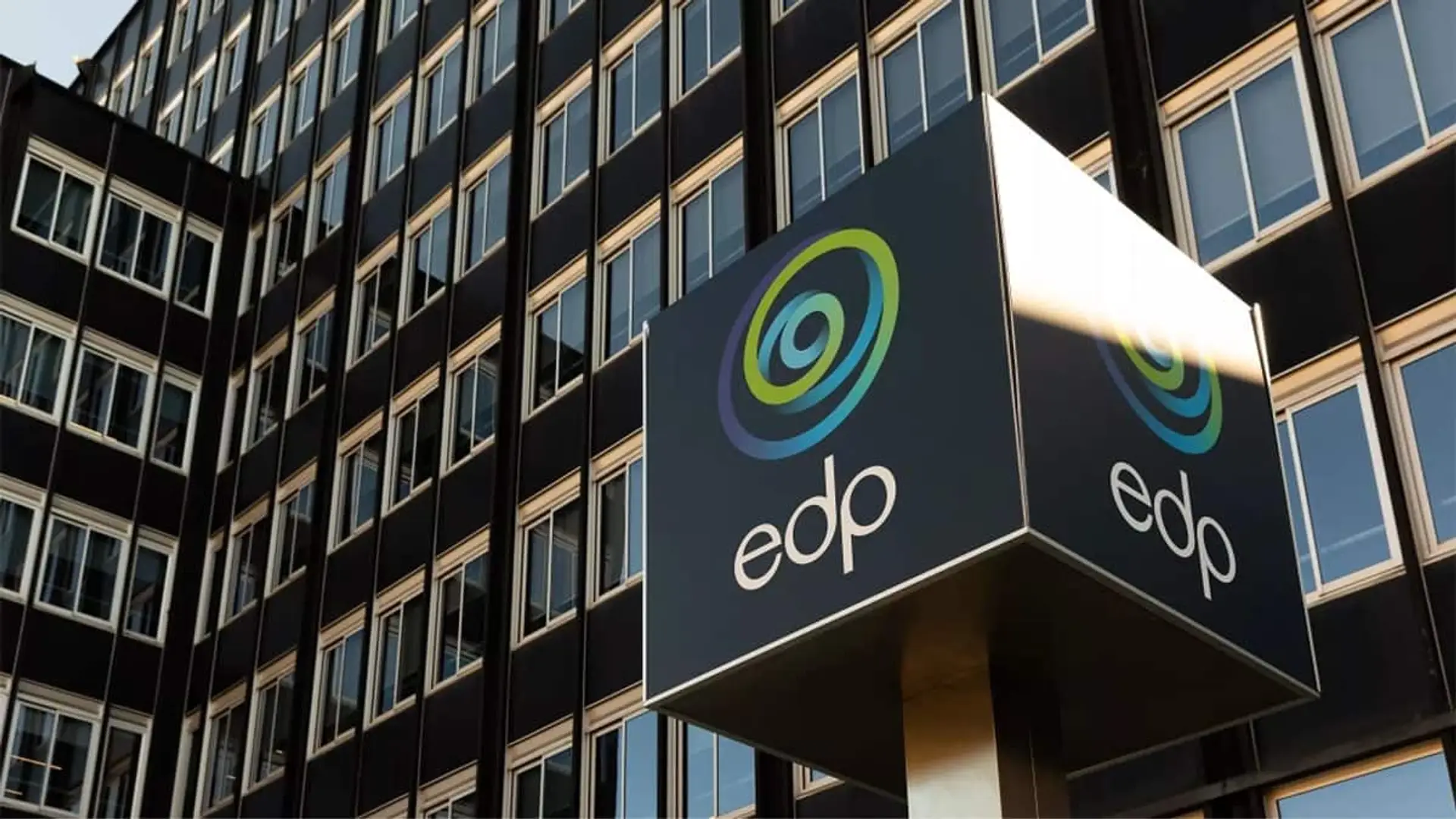 Logotipo de EDP en un poste frente a un edificio de oficinas