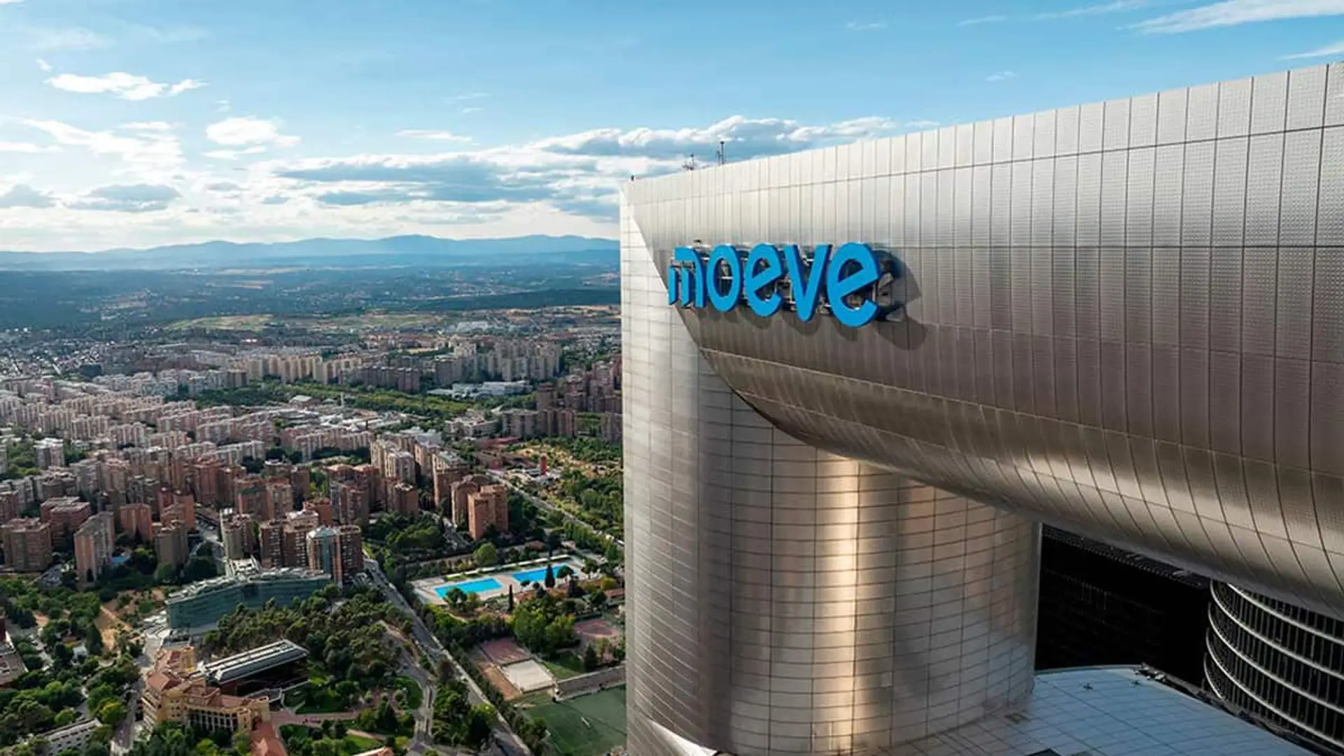 Torre de Moeve en Madrid con el detalle de su logo en lo alto.