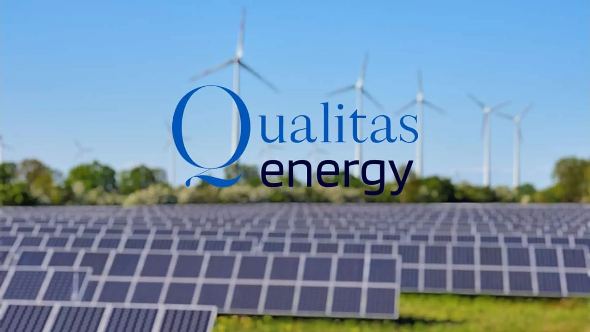 Logotipo de Qualitas Energy sobre una imagen de paneles solares y aerogeneradores
