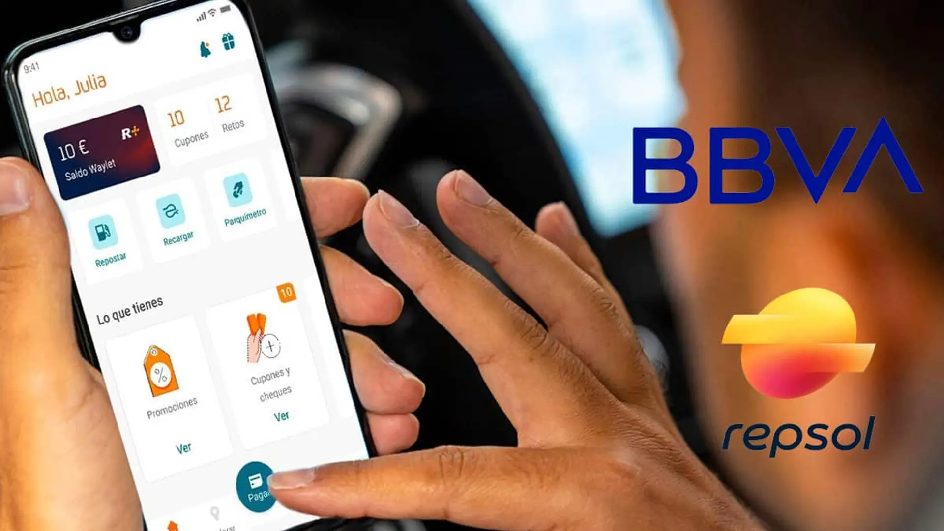 La nueva tarjeta Waylet de Repsol con BBVA: qué descuentos ofrece en gasolina, luz y gas y cómo pedirla Persona usando un móvil con la app de Waylet mientras aparecen los logotipos de BBVA y Repsol sobre la imagen