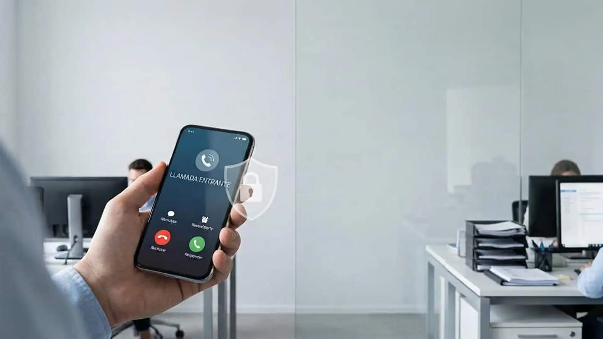 La CNMC investiga si las eléctricas usan sorteos y formularios online para seguir llamándote Persona sosteniendo un teléfono móvil con una llamada entrante en pantalla y un icono de candado digital en una oficina