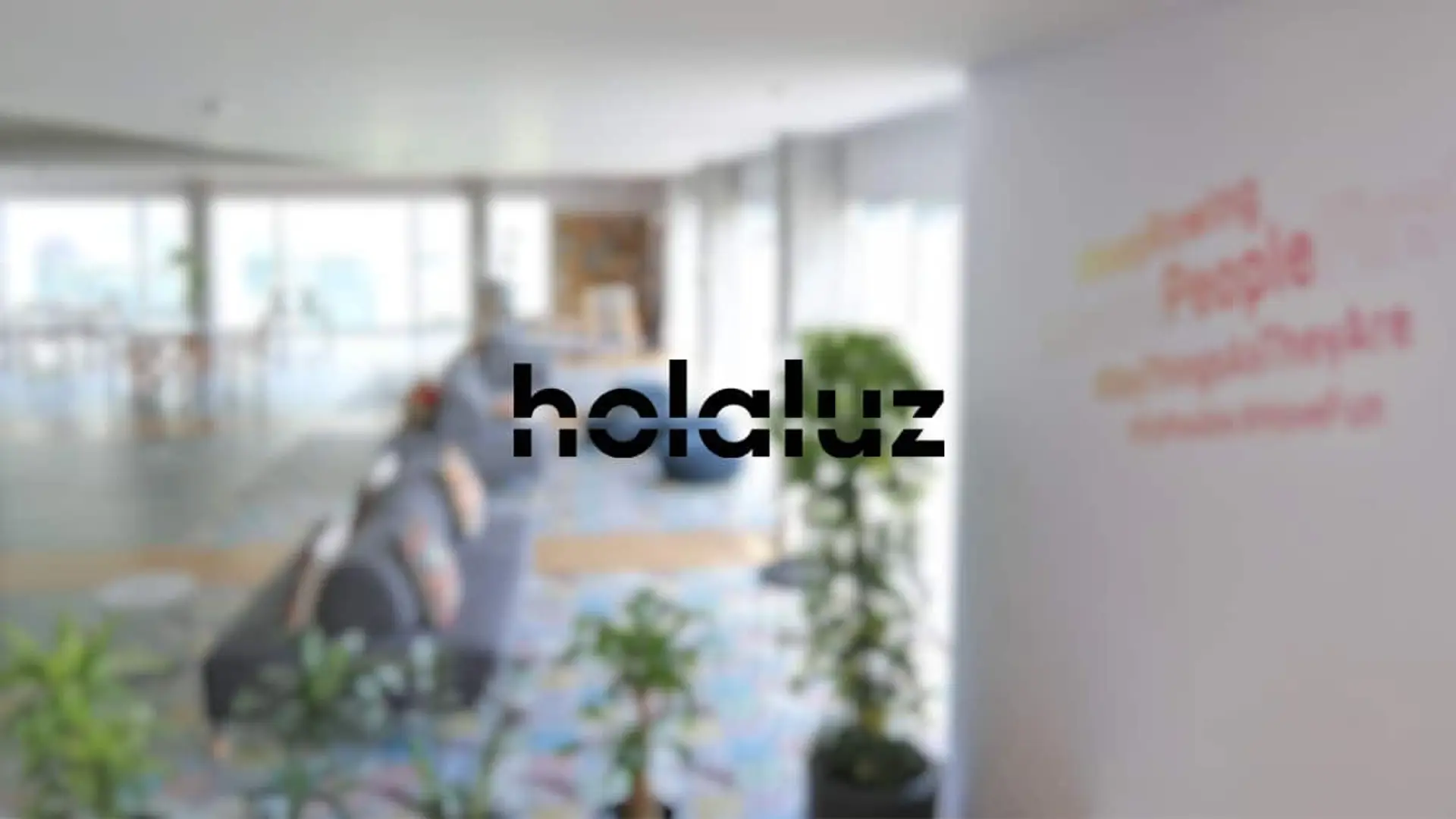 Interior de una oficina de Holaluz con el logotipo corporativo en el centro