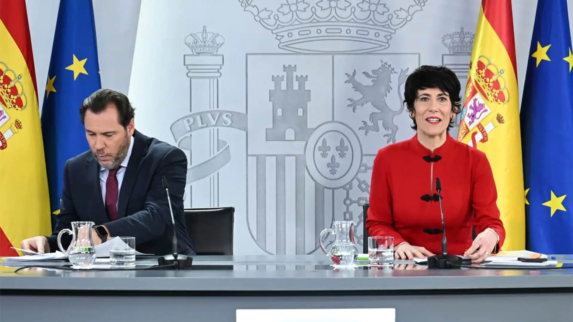 ¿Tienes el bono social eléctrico? La decisión de última hora del Gobierno que pone fin a la incertidumbre en 2026 Óscar Puente y Elma Saiz en rueda de prensa del Gobierno ante banderas de España y de la Unión Europea.