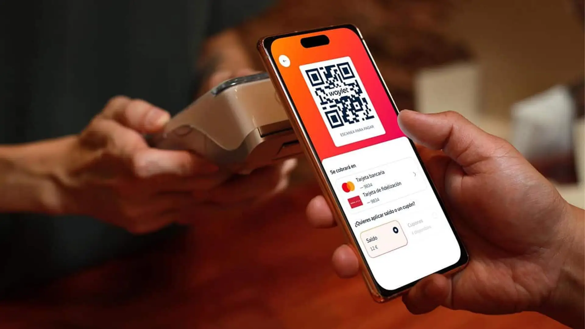 Pago con la aplicación Waylet escaneando un código QR en un terminal de pago en tienda.