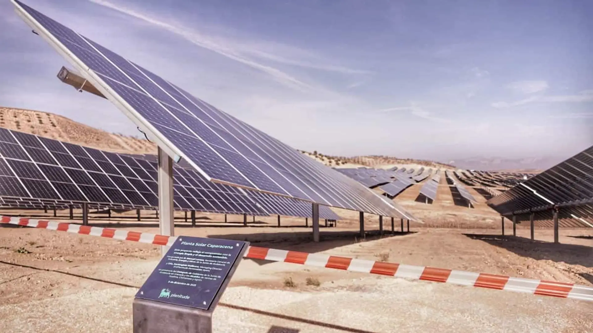 Plenitude duplica su capacidad renovable en España por segunda vez en tres años y llega a 1.700 MW Filas de paneles solares en la planta solar de Plenitude en Caparacena (Granada)