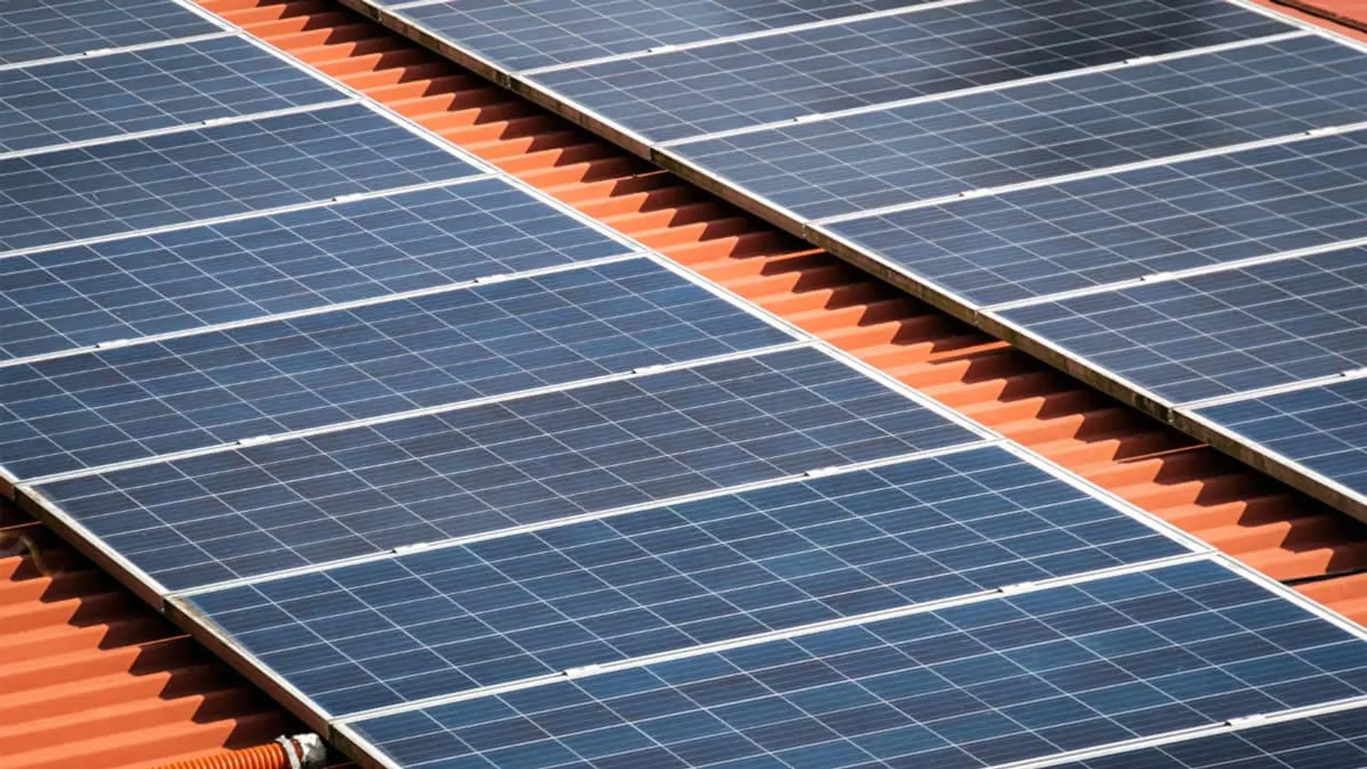 IBI, ICIO e IAE: los tres impuestos que premian el autoconsumo solar en España Paneles solares instalados sobre la cubierta inclinada de un tejado