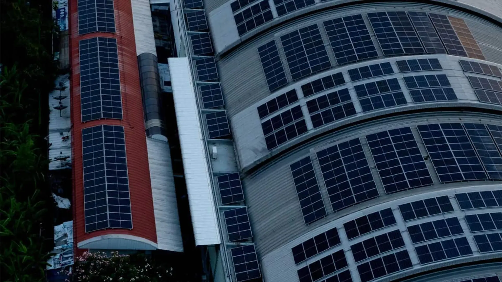 Ultimátum de la UE: paneles solares obligatorios desde 2026 y fin de las calderas de gas en 2040 Vista aérea de paneles solares instalados en los techos curvos y naves industriales