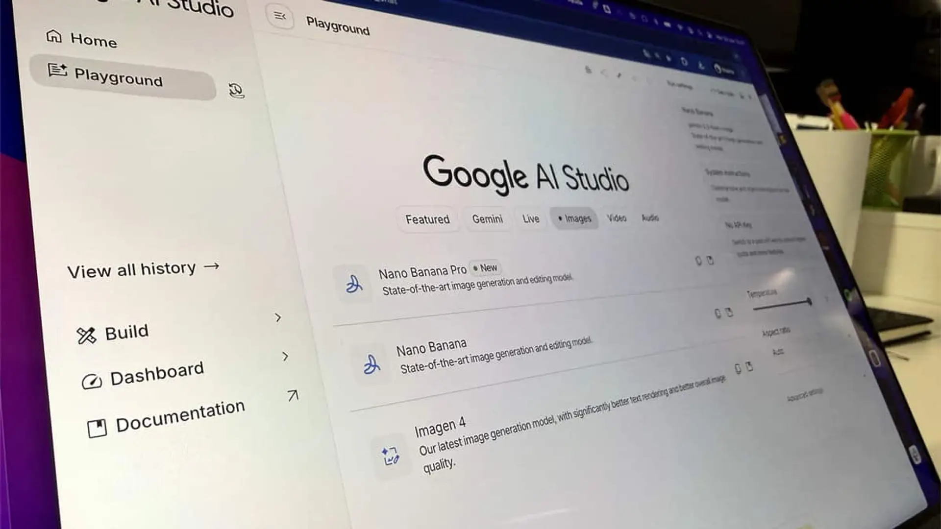 Interfaz de Google AI Studio abierta en un monitor, con opciones de modelos y herramientas de desarrollo.