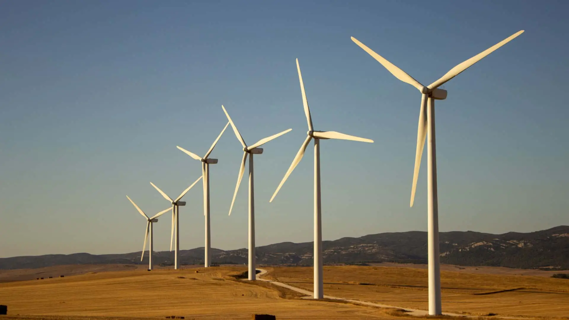 Aerogeneradores de un parque eólico en un paisaje rural.