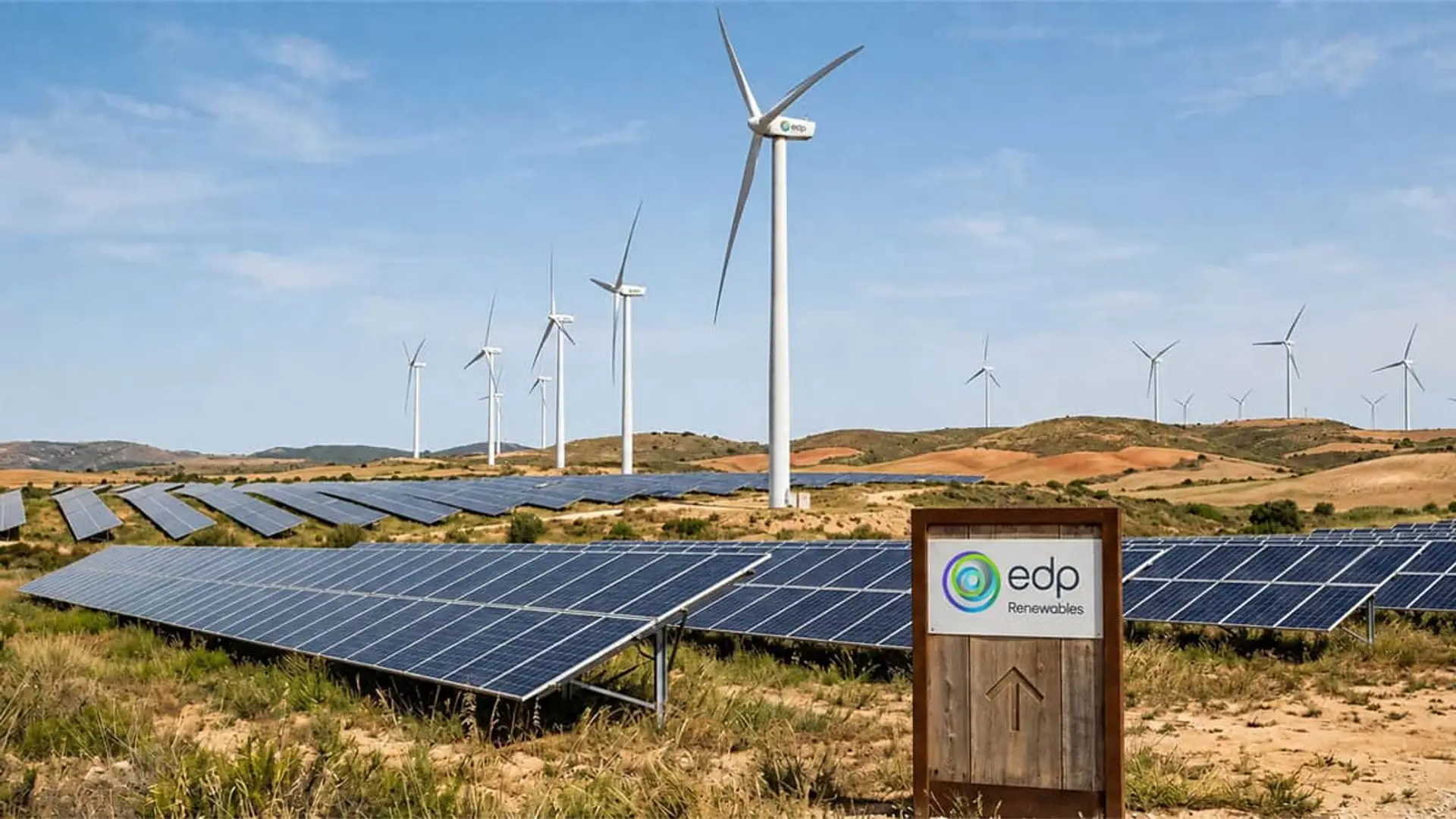 EDP Renewables casi duplica su beneficio pese a que España pesa cada vez menos en su negocio Parque híbrido de EDP Renewables con paneles solares y aerogeneradores en un entorno rural.