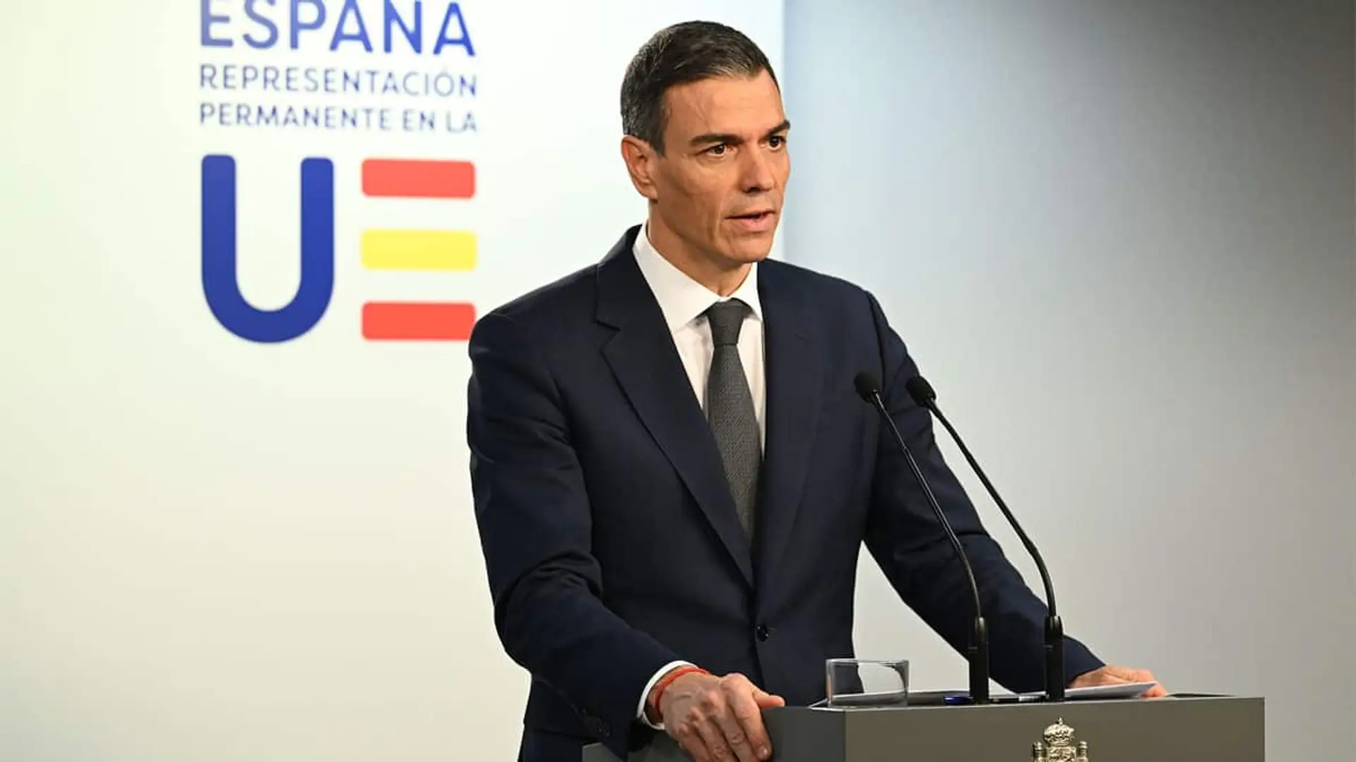 Precio de la luz y los carburantes: así te afecta el decreto anticrisis del Gobierno que rebaja el IVA al 10% Pedro Sánchez durante una rueda de prensa en la representación de España ante la Unión Europea.