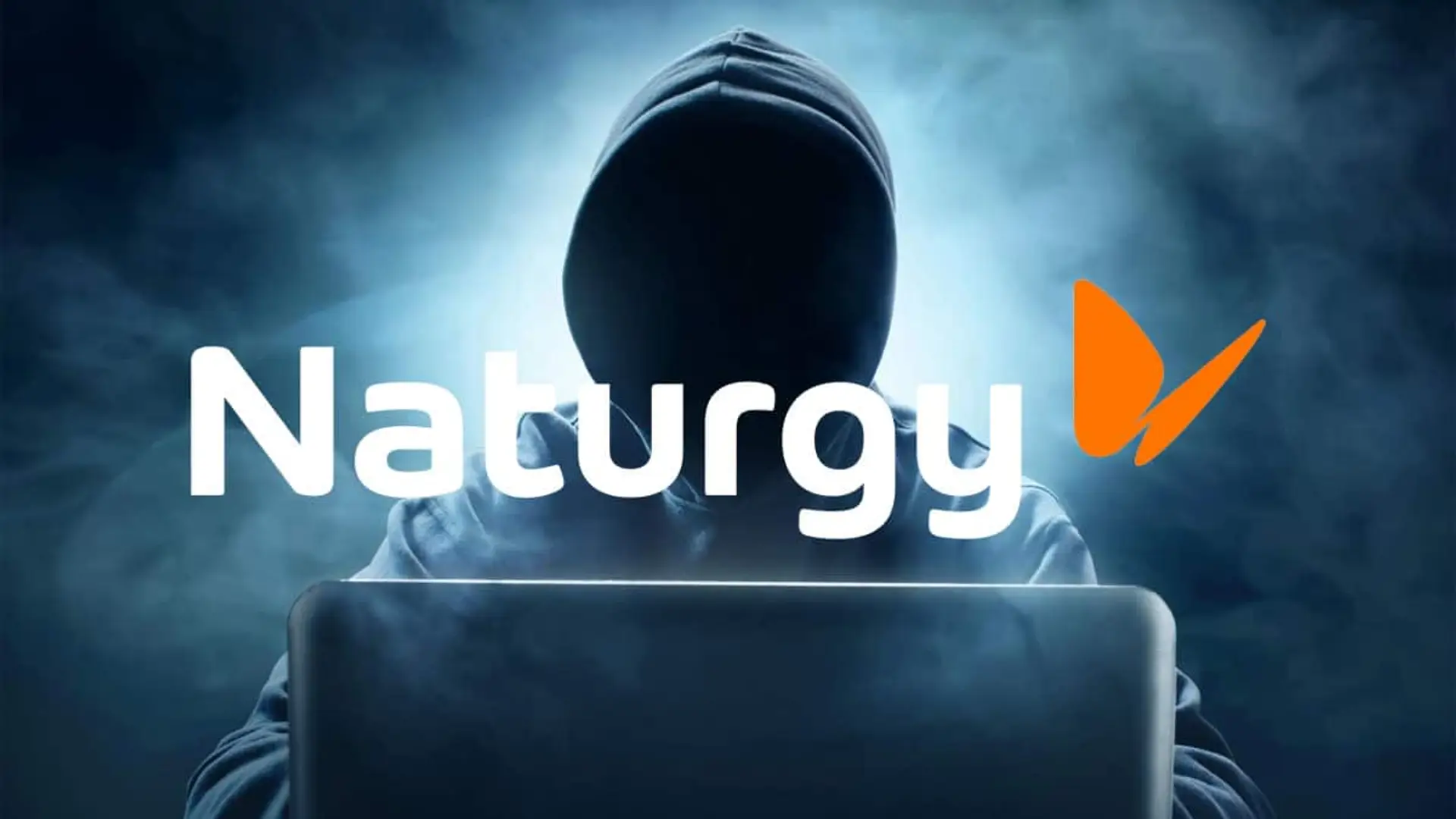Persona encapuchada frente a un portátil con el logotipo de Naturgy sobre la imagen