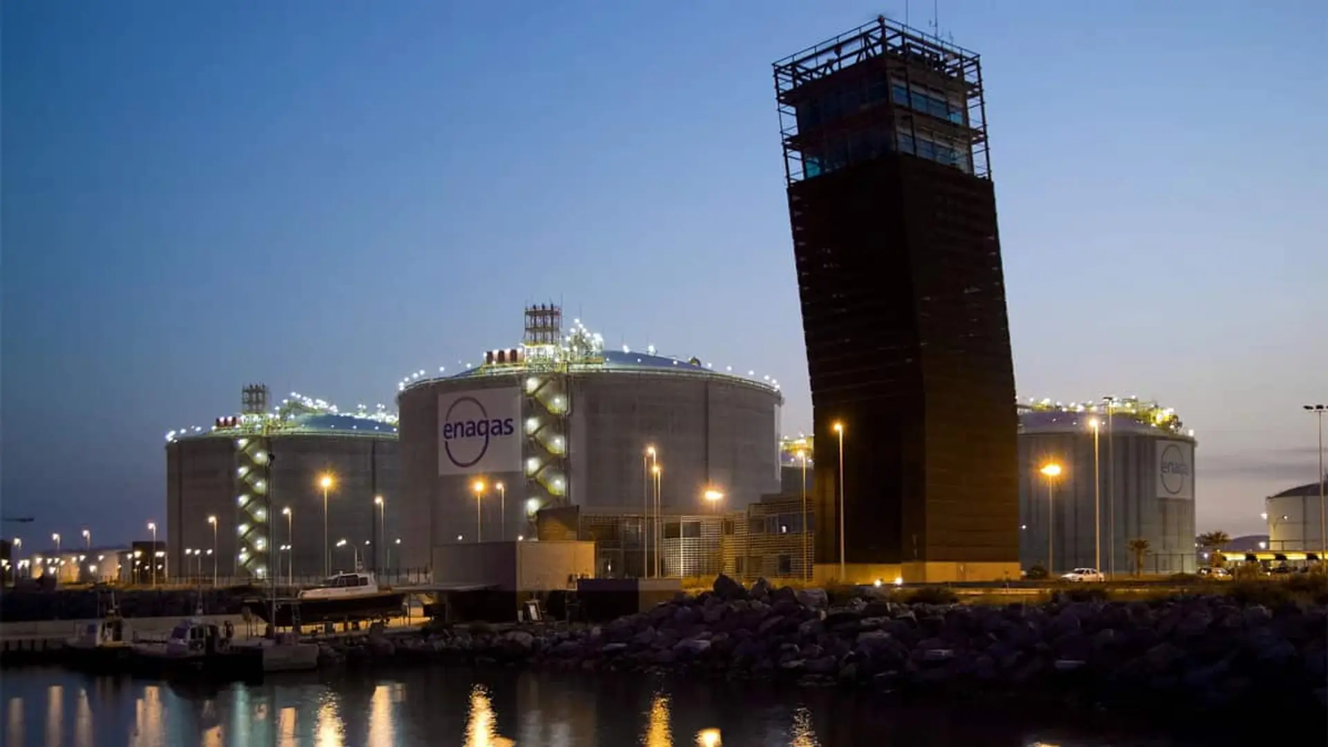 Enagás supera el invierno más duro en años: 11 borrascas, 22 buques bloqueados y ni un corte de suministro Planta de gas de Enagás en Barcelona.