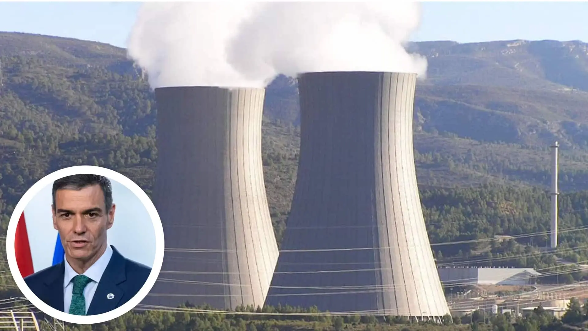 Las dos torres de refrigeración de la central nuclear de Cofrentes, en Valencia.