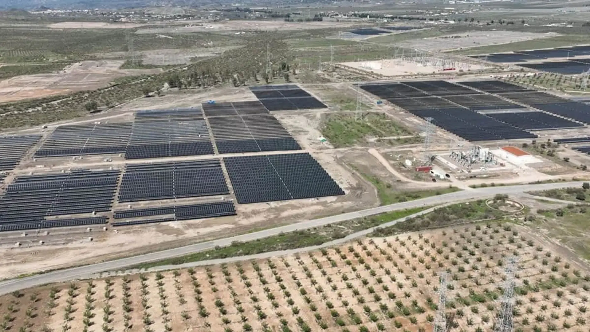 Naturgy instala sus primeras baterías en España: así es su iniciativa de almacenamiento energético Vista aérea de una planta solar fotovoltaica, una de las instalaciones de energía renovable de la compañía Naturgy.