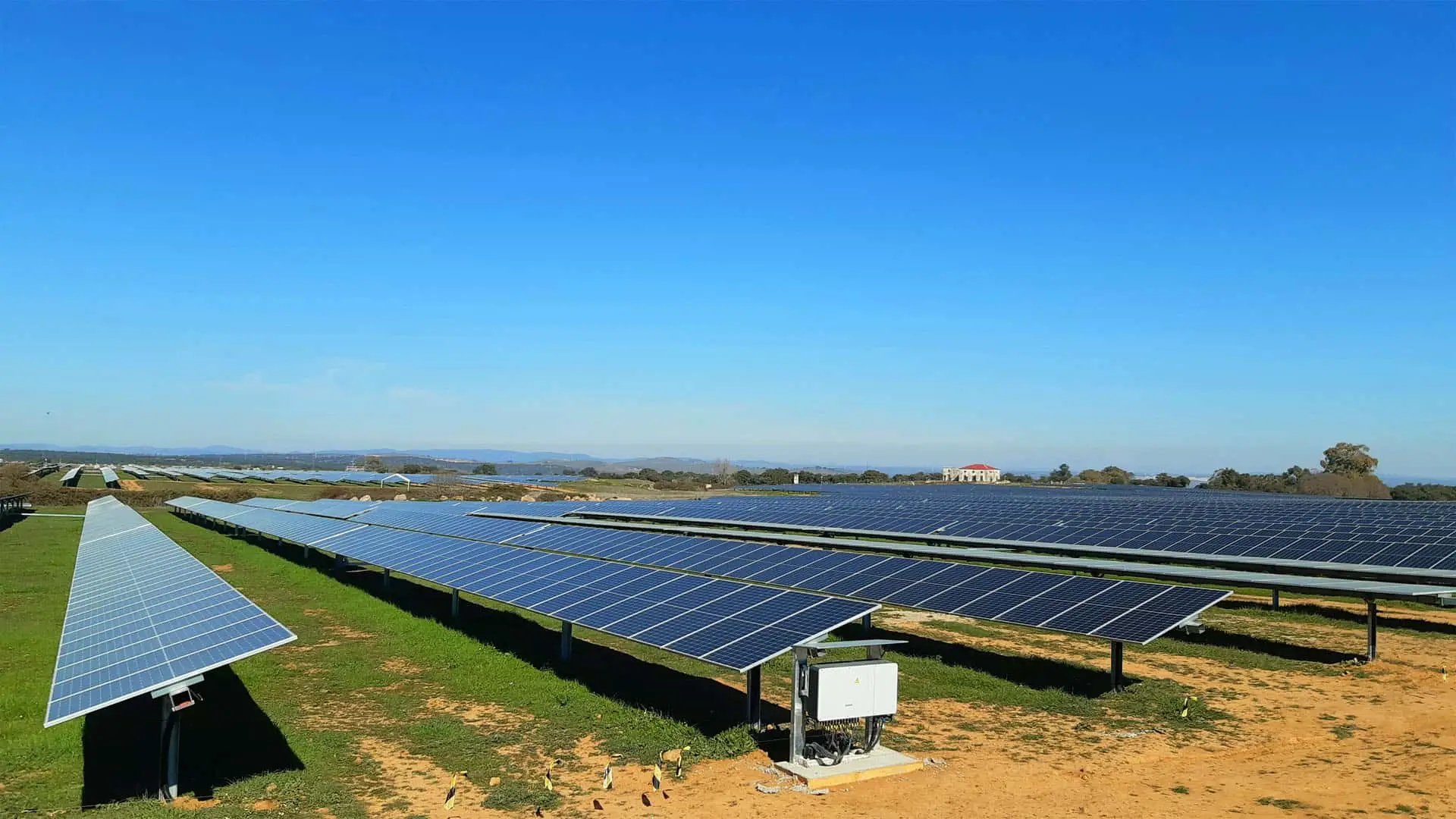 Extensa planta fotovoltaica de Endesa en Extremadura con paneles solares alineados.